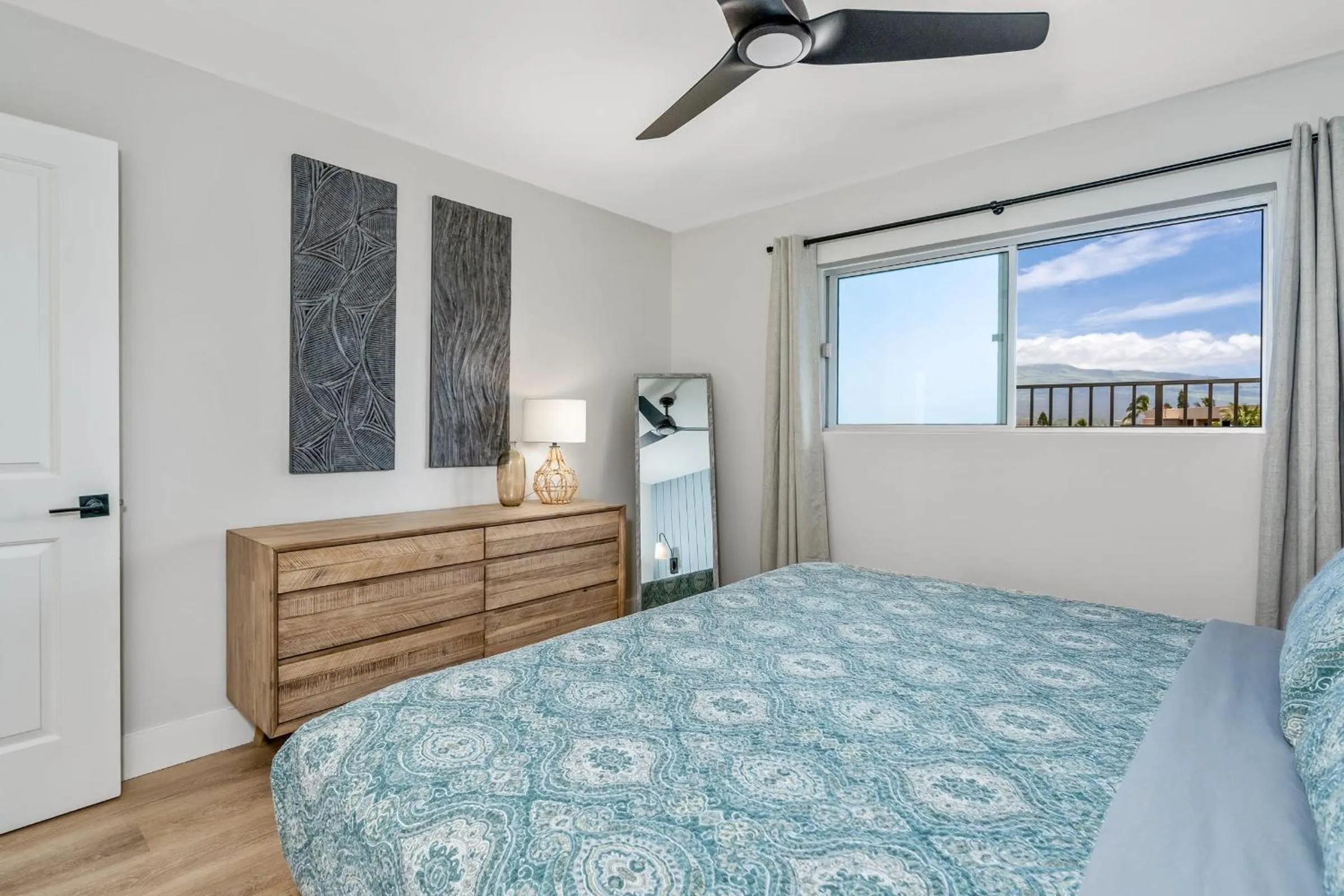 Bed in Upscale Oceanfront Penthouse Vistas