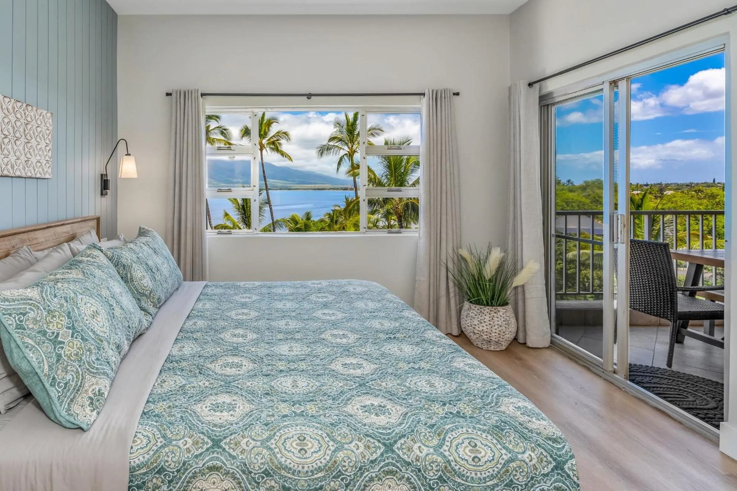Bed in Upscale Oceanfront Penthouse Vistas