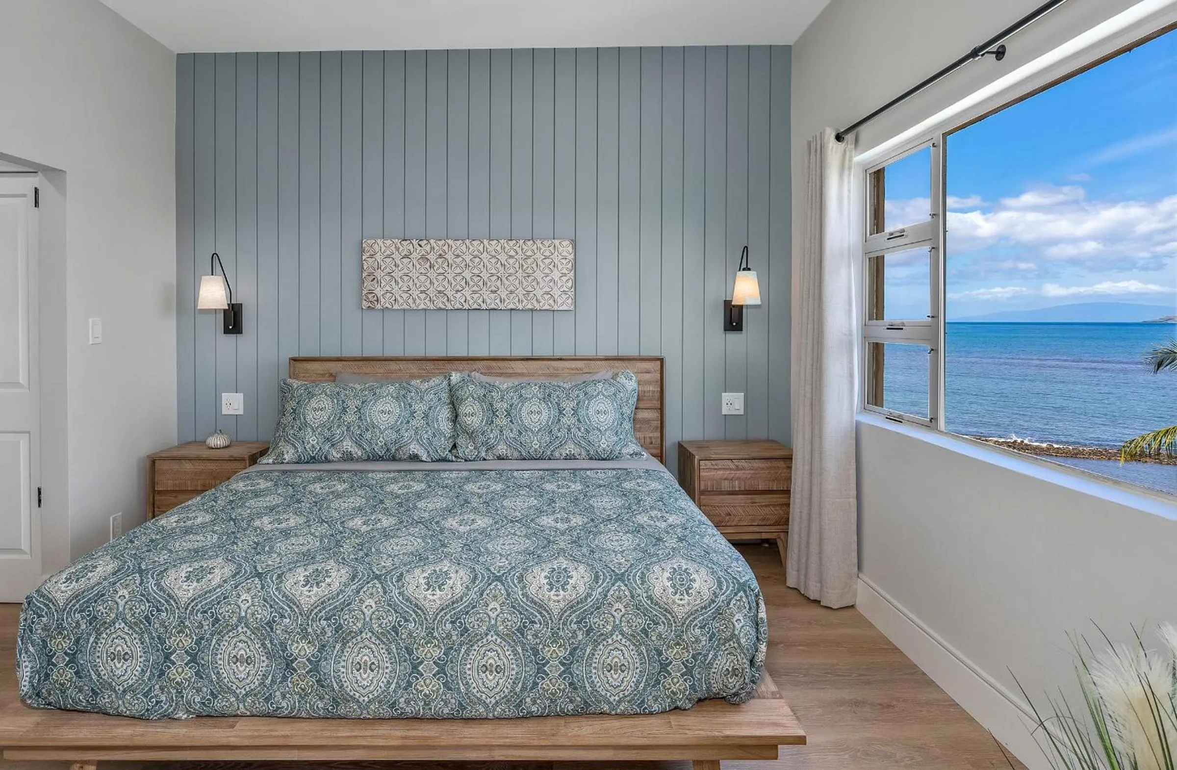 Bed in Upscale Oceanfront Penthouse Vistas