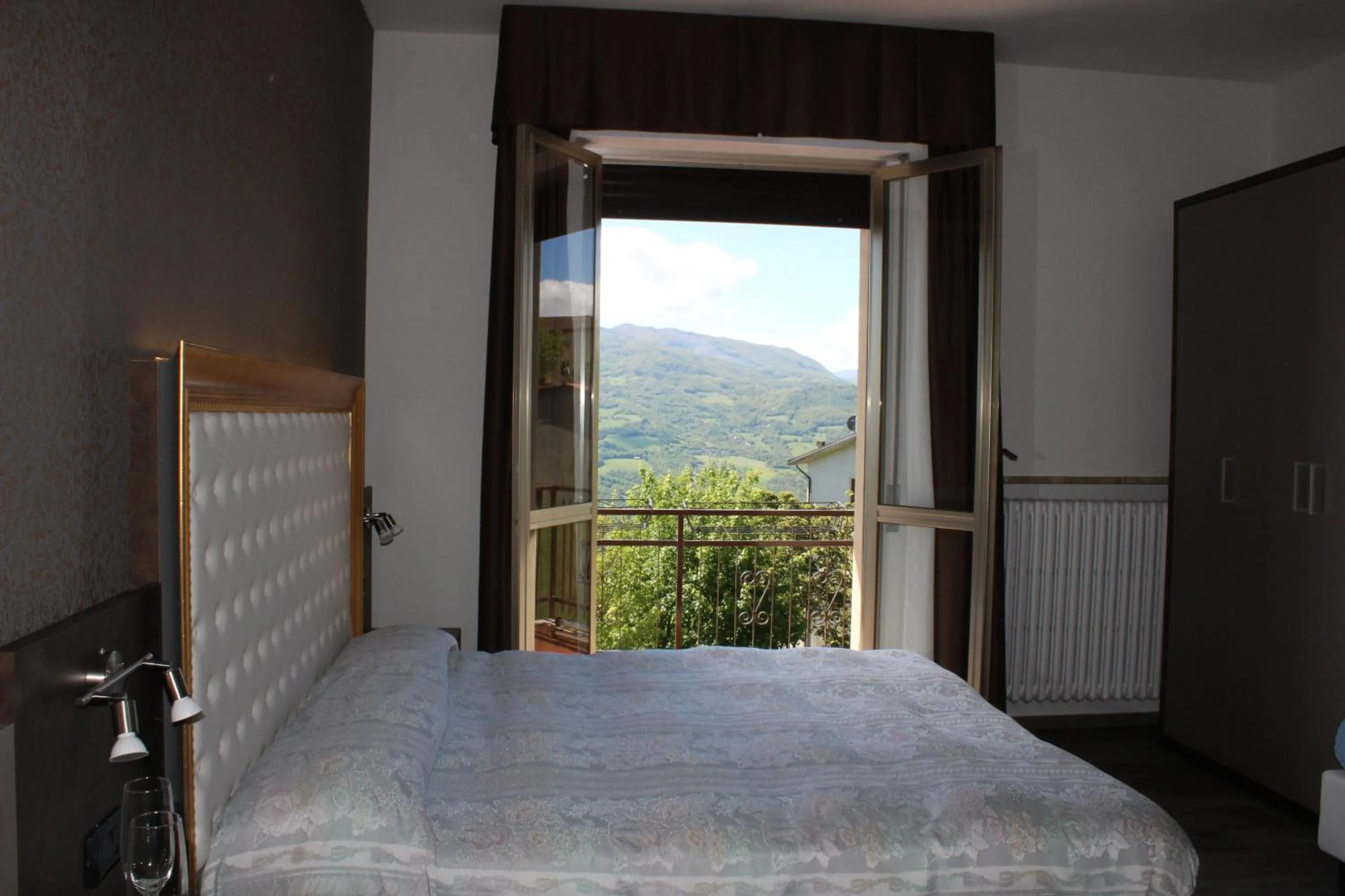 Mountain view, Bed in Albergo Ristorante Miramonti Toano