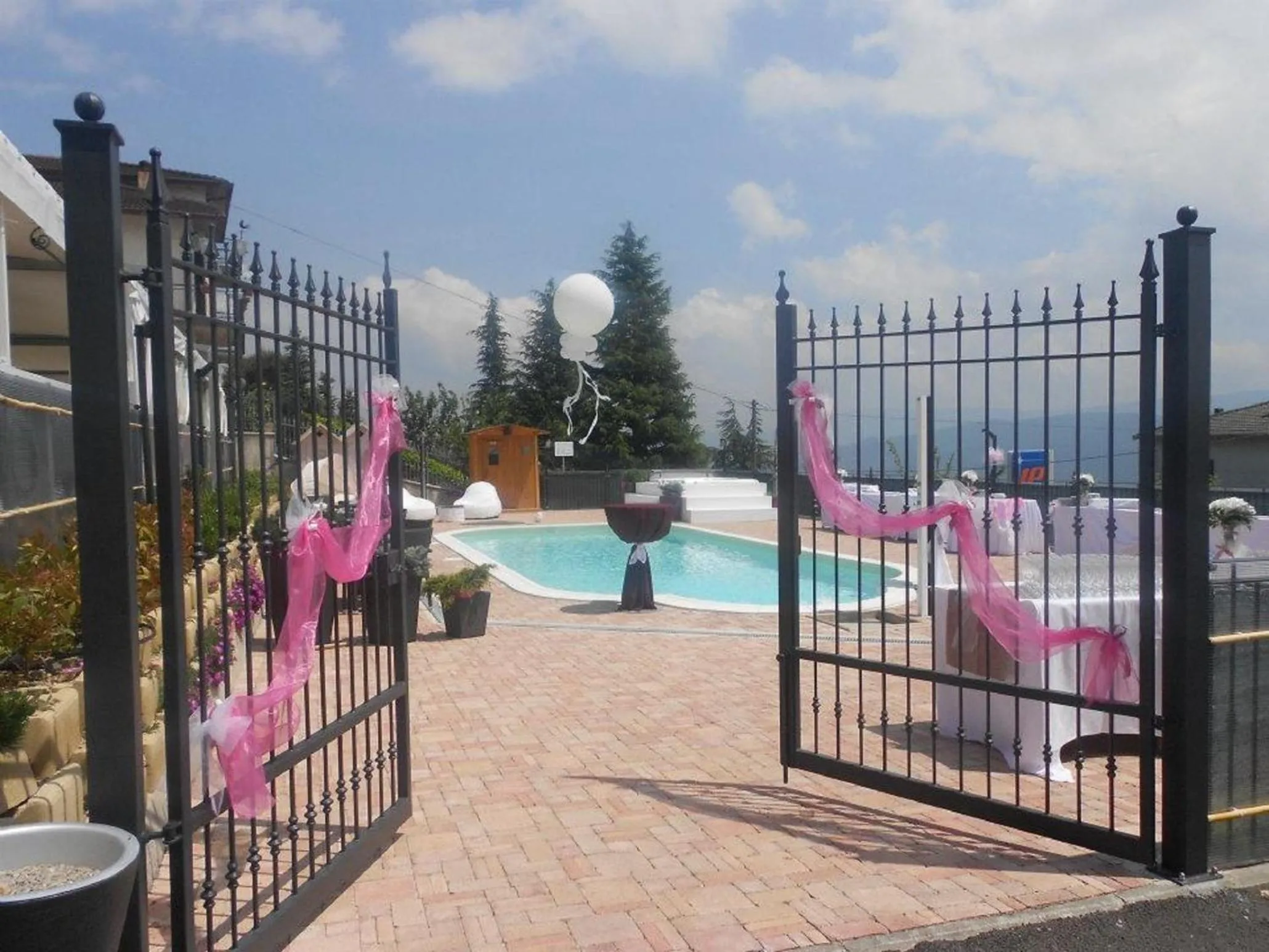 Swimming pool in Albergo Ristorante Miramonti Toano