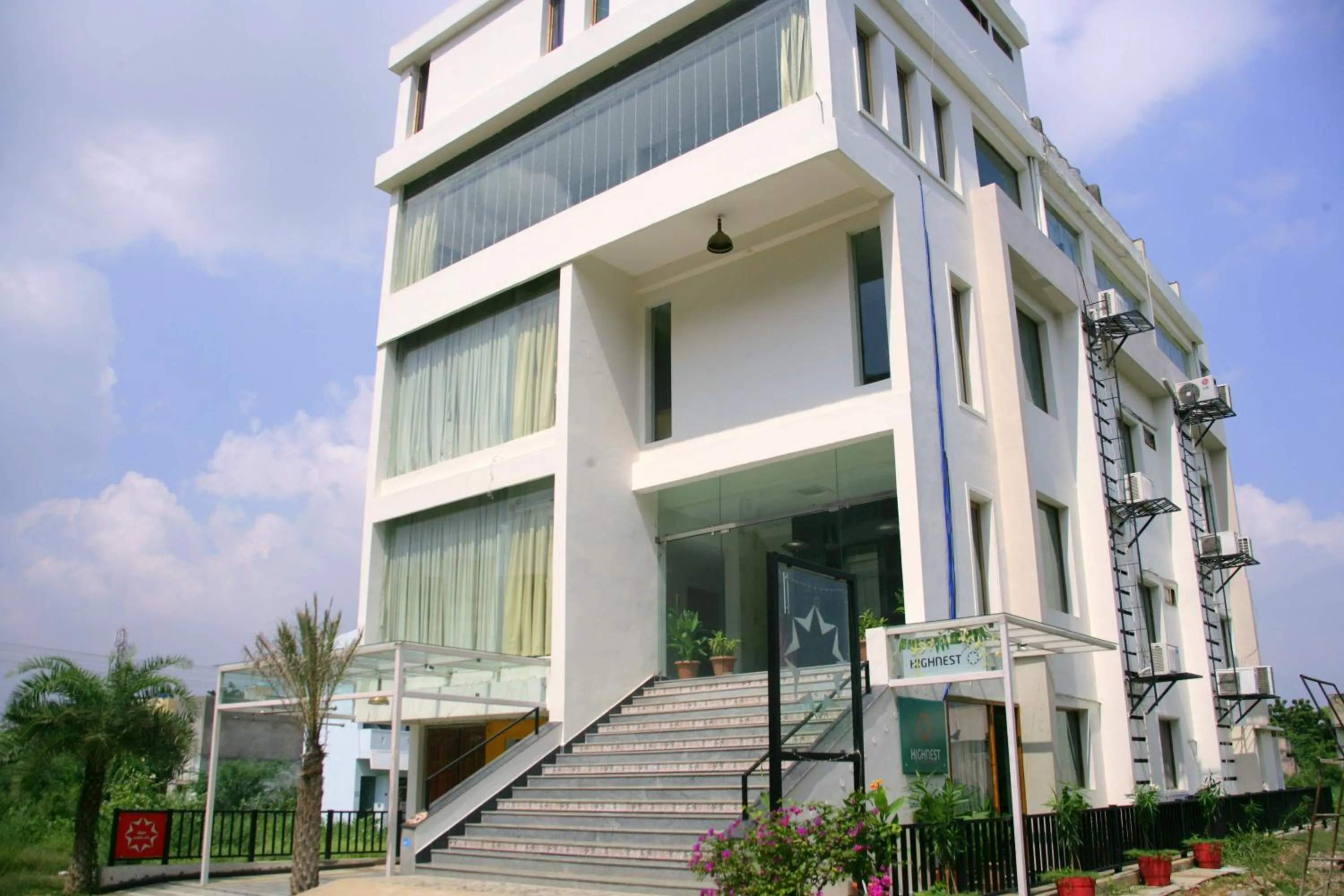 Facade/entrance in Hotel Highnest