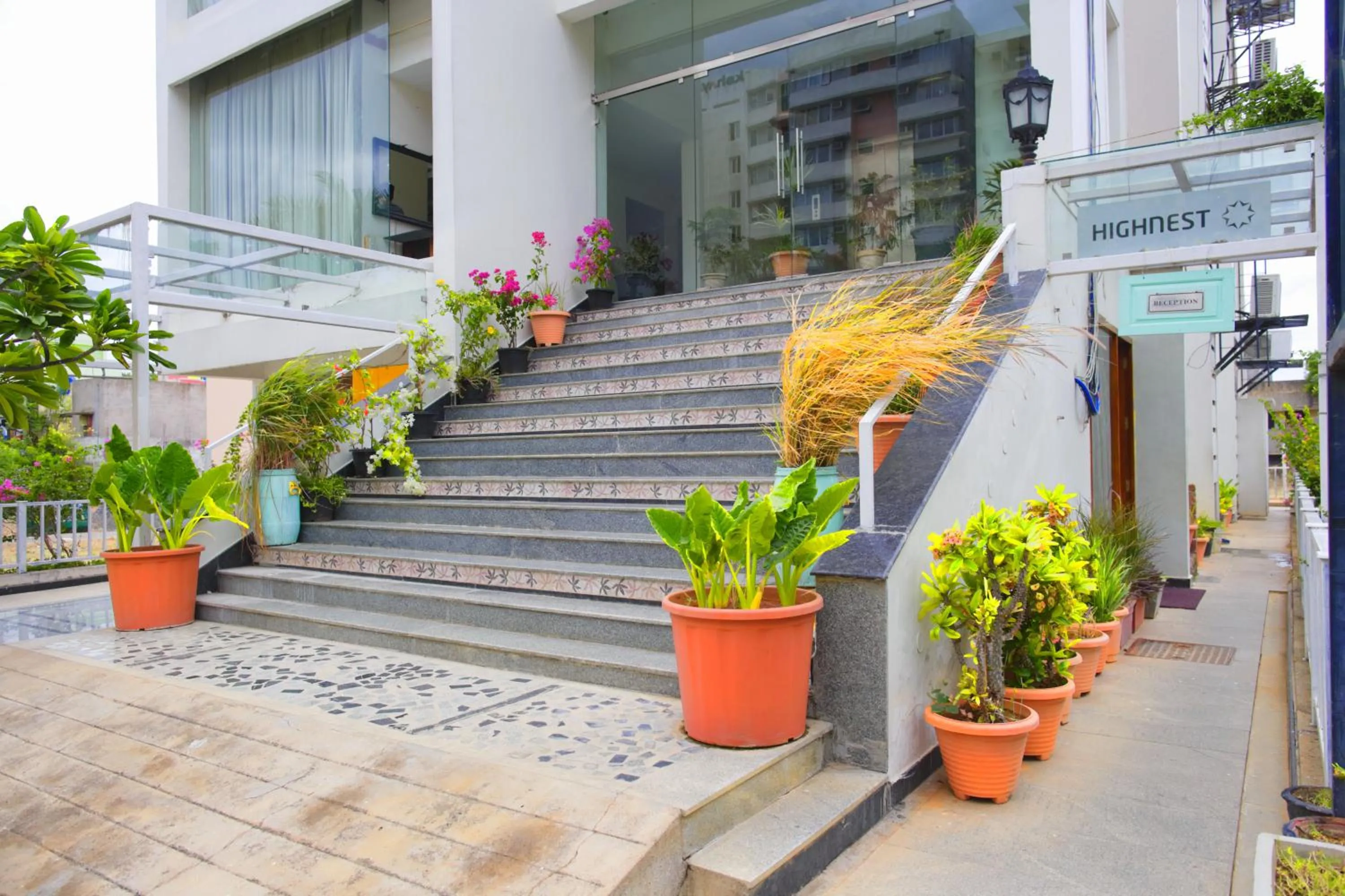 Facade/entrance in Hotel Highnest