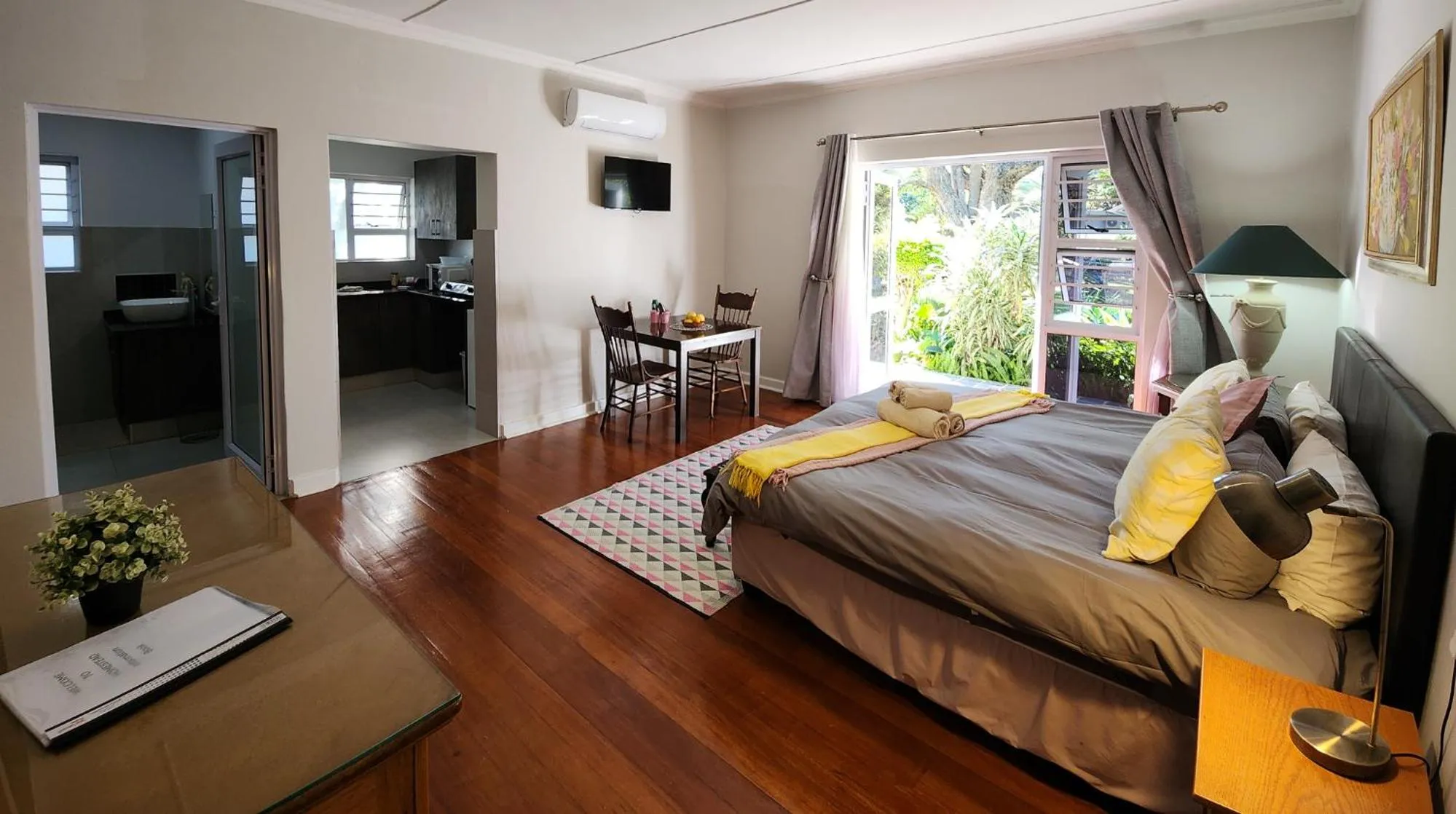 Bed in Homestead Bed and Breakfast - Travel Addo Group