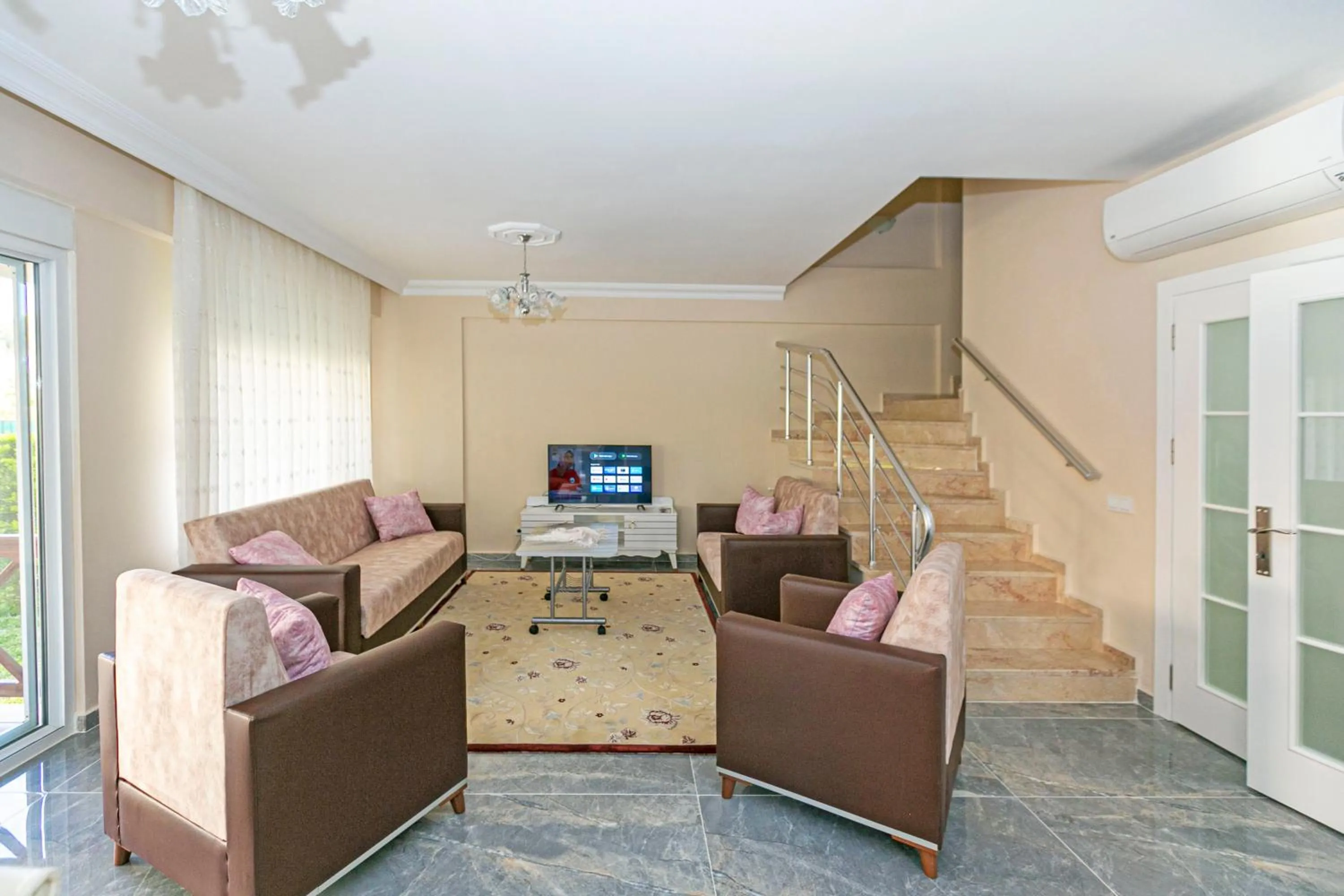 TV and multimedia in Paradise Town Villa Legend