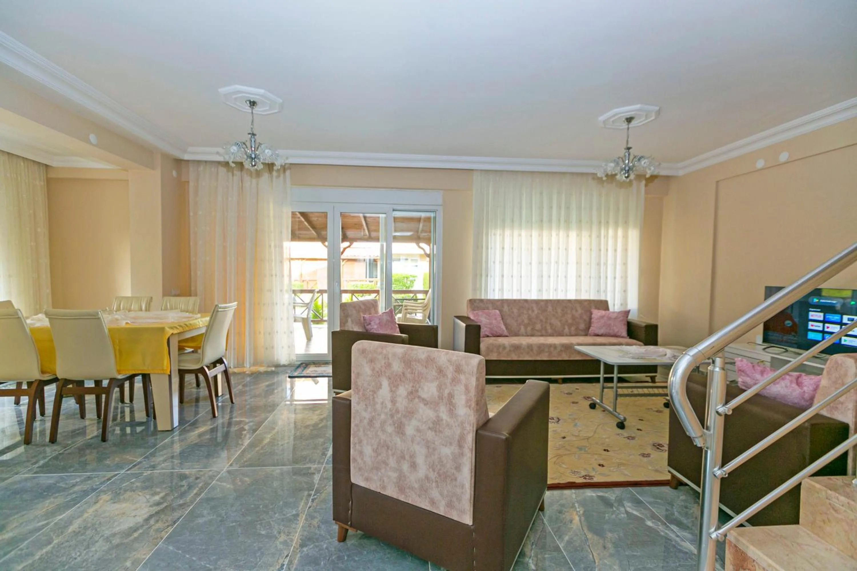 TV and multimedia in Paradise Town Villa Legend
