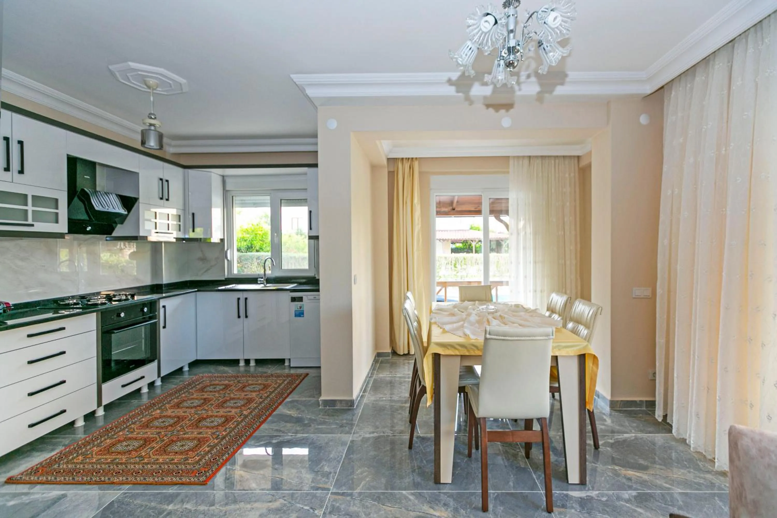 Kitchen or kitchenette in Paradise Town Villa Legend
