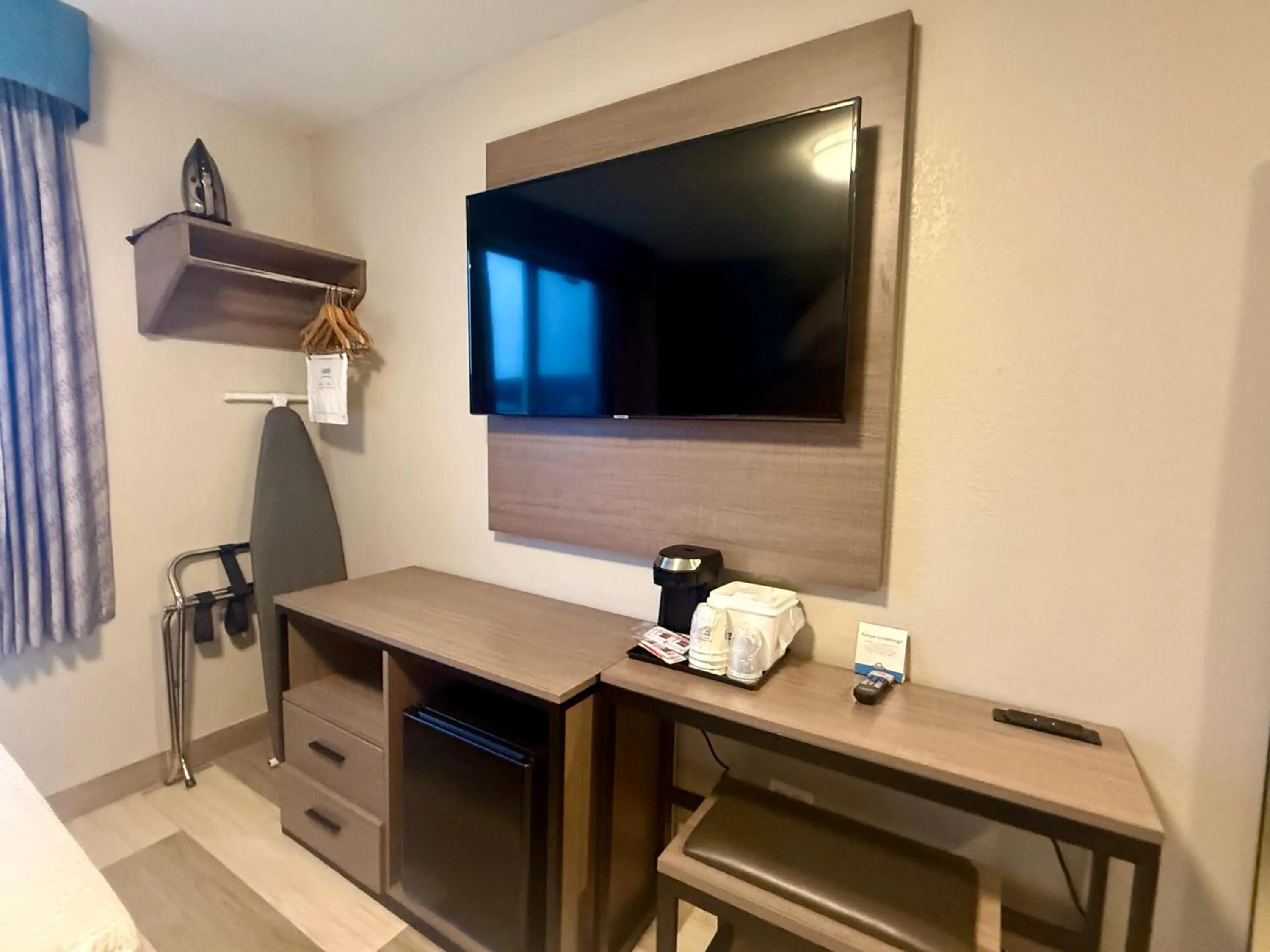 TV and multimedia in Days Inn by Wyndham Brooklyn Borough Park