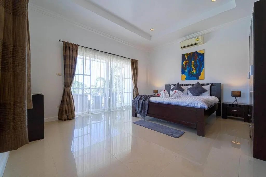 Bed in Luxurious 5-Bedroom Private Pool Villa! PV5