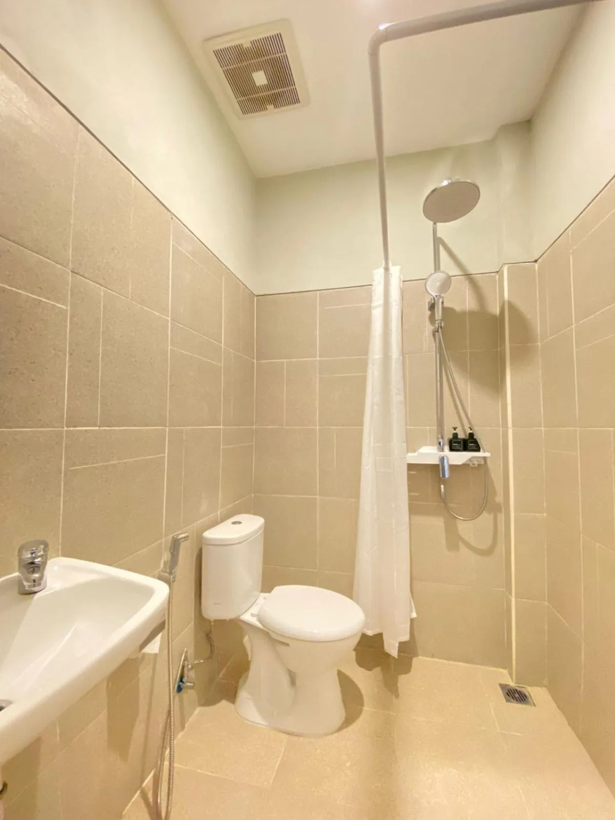 Shower in Maluk Stay