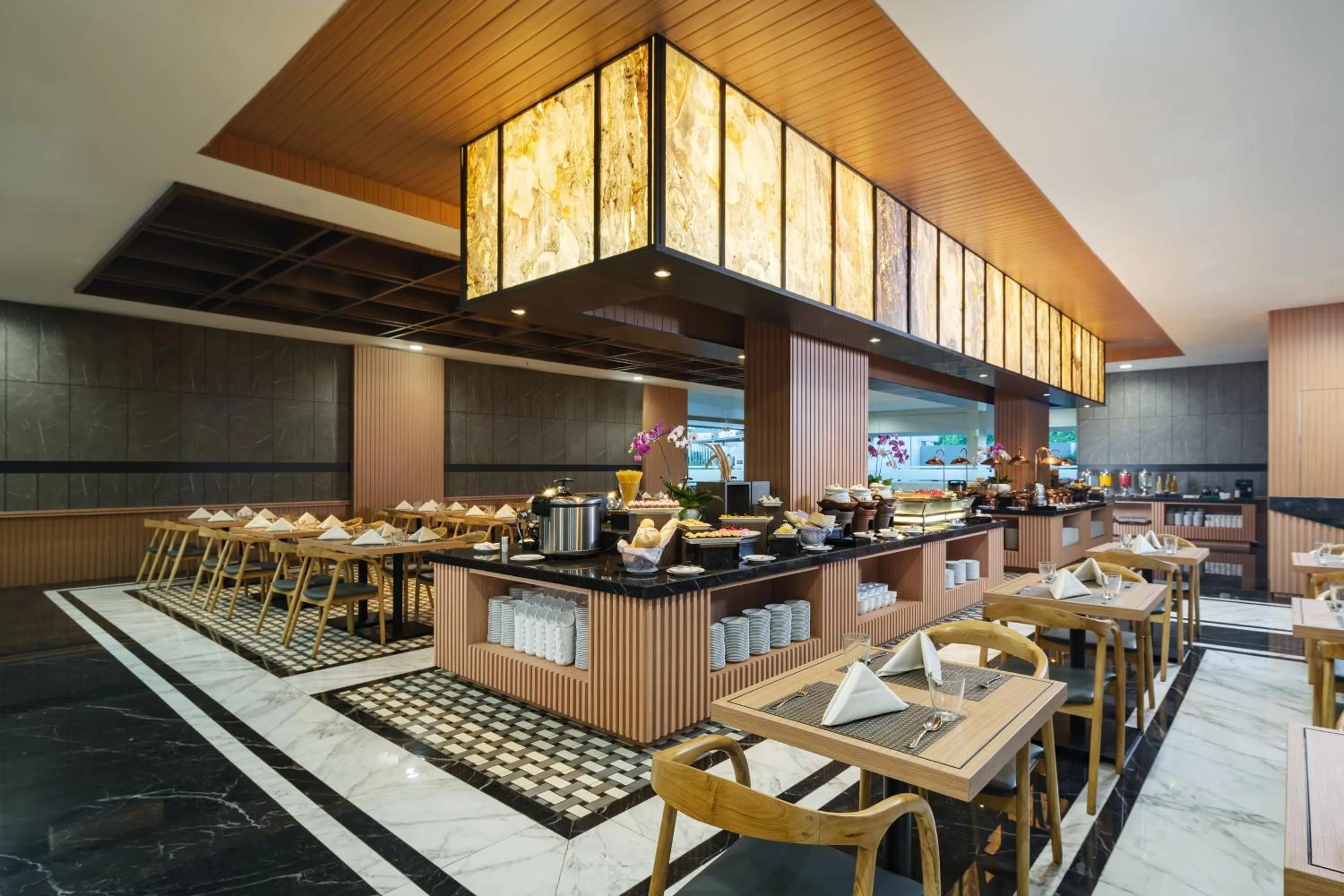 Restaurant/places to eat in Hotel Santika Blitar