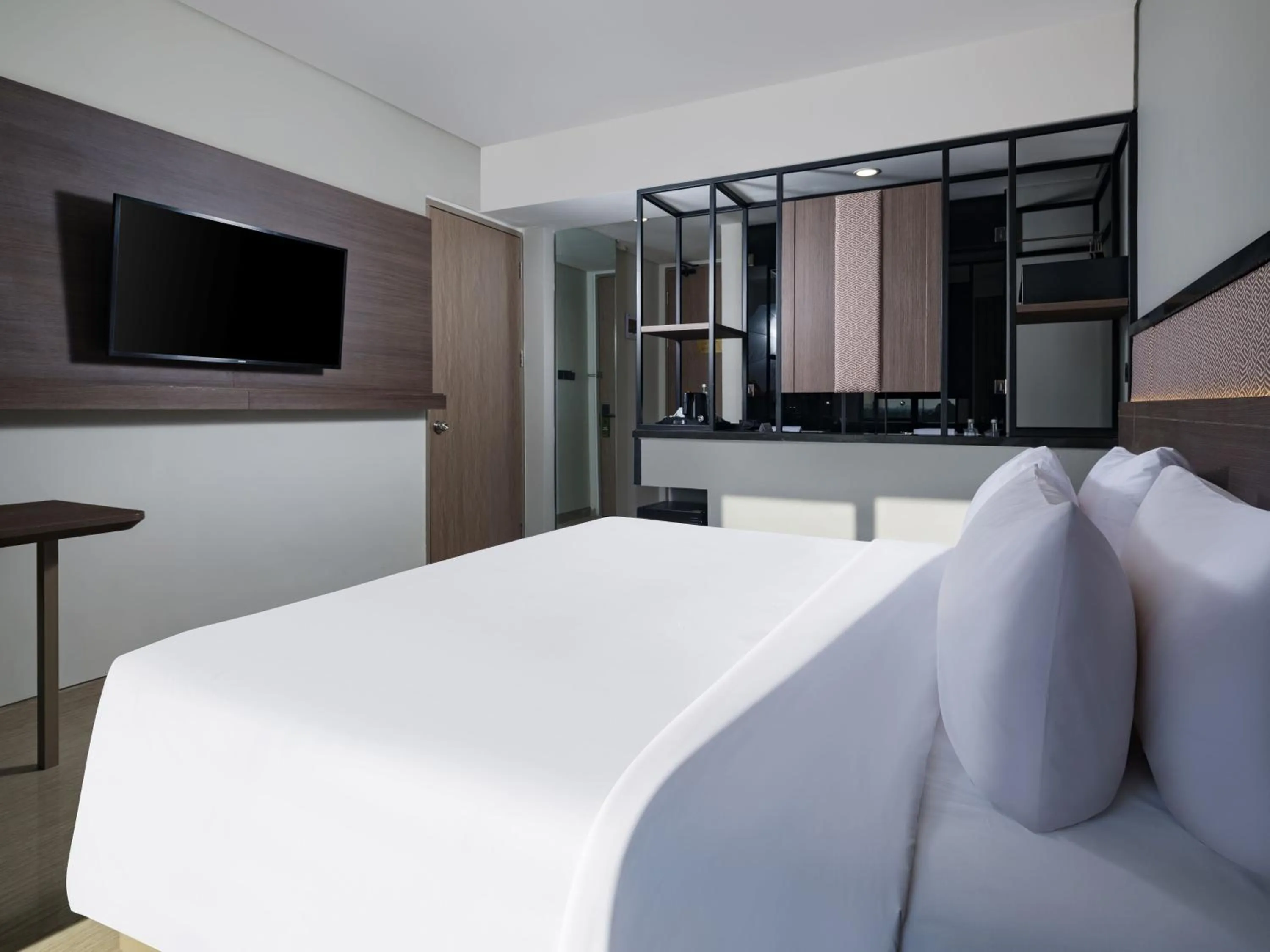 Bathroom, Bed in Hotel Santika Blitar