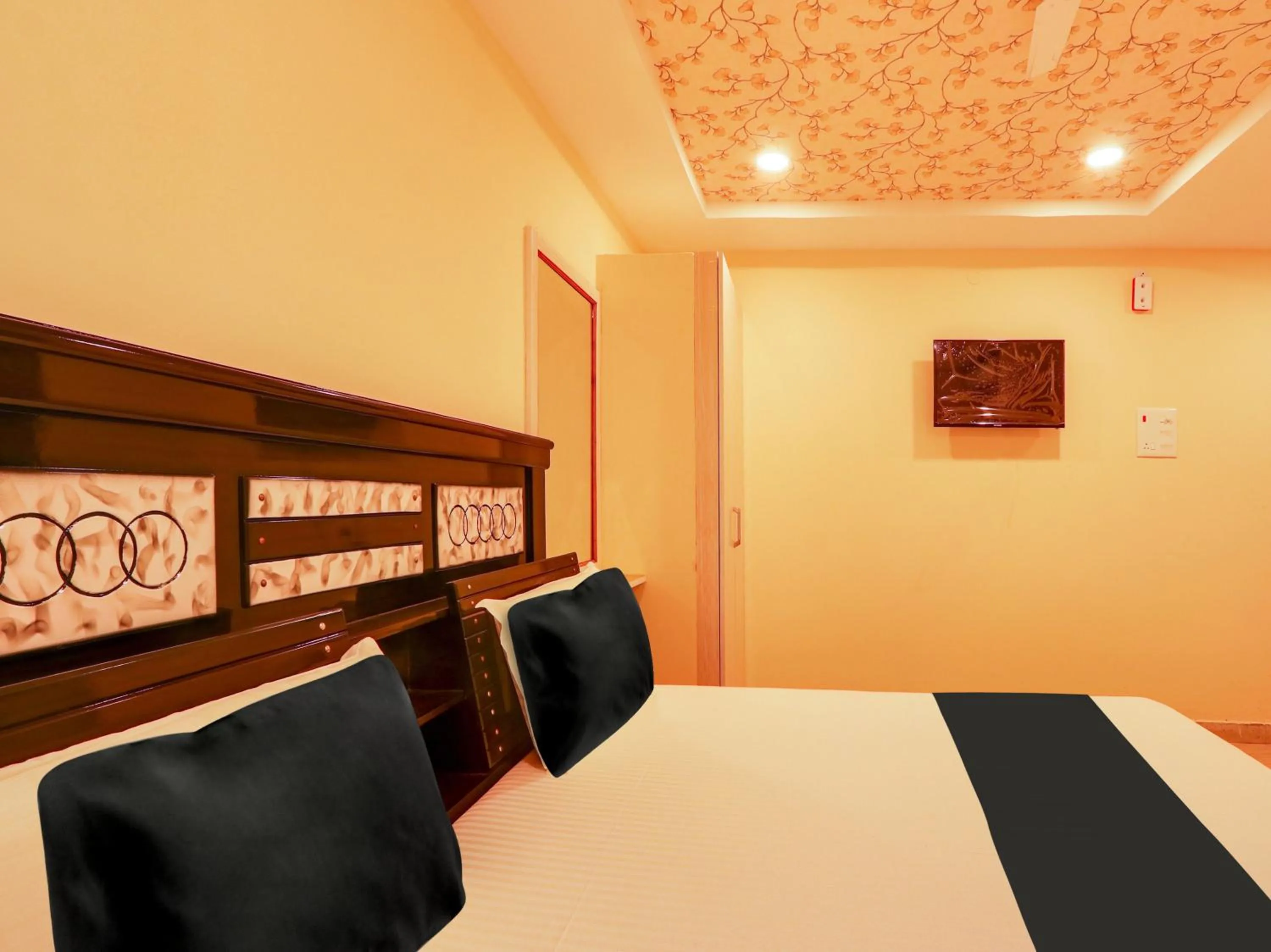 Bedroom, Bed in Super Collection O Bommarilu Warangal