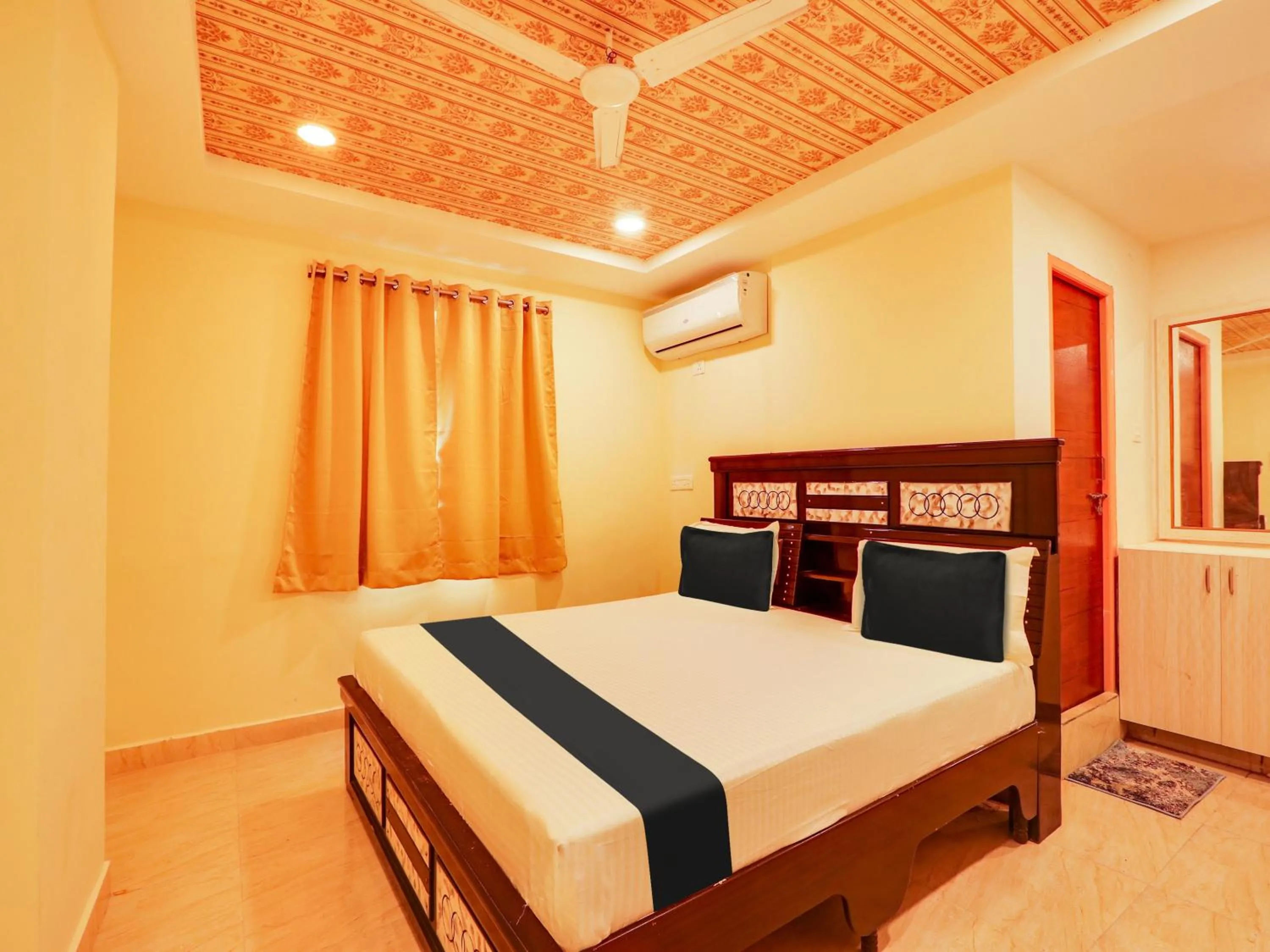 Bedroom, Bed in Super Collection O Bommarilu Warangal