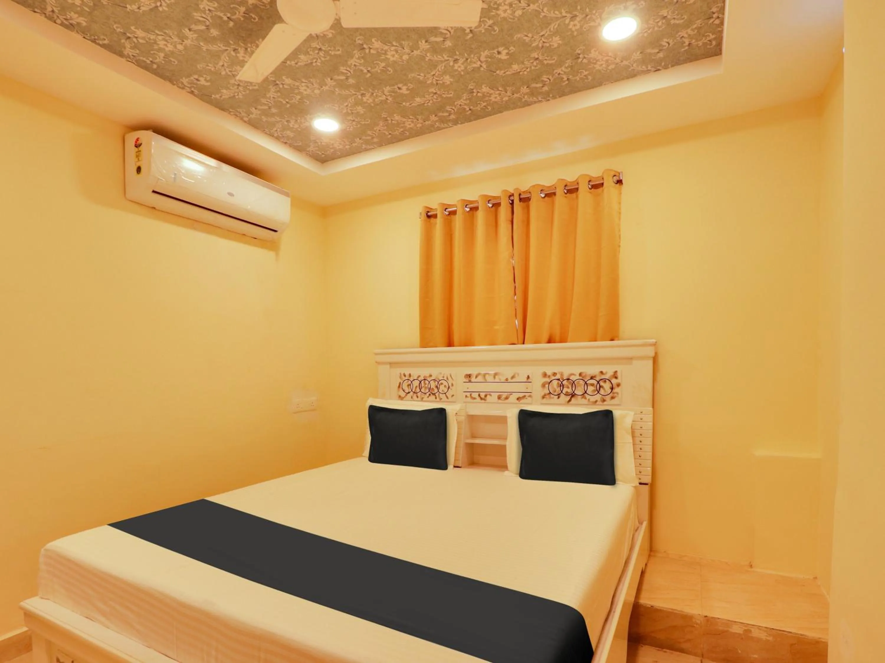 Bedroom, Bed in Super Collection O Bommarilu Warangal