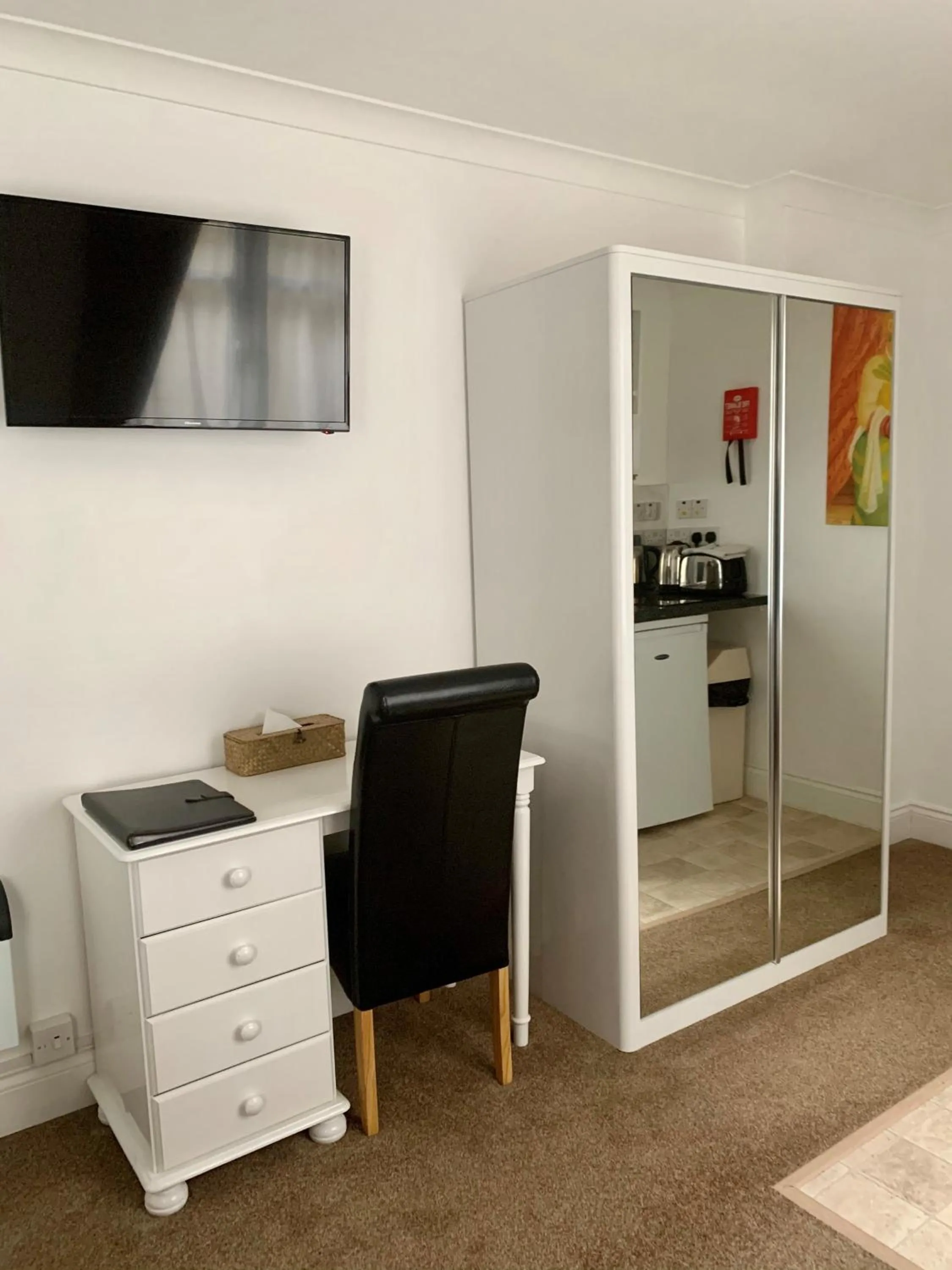 TV and multimedia in Sarum Apart-Hotel