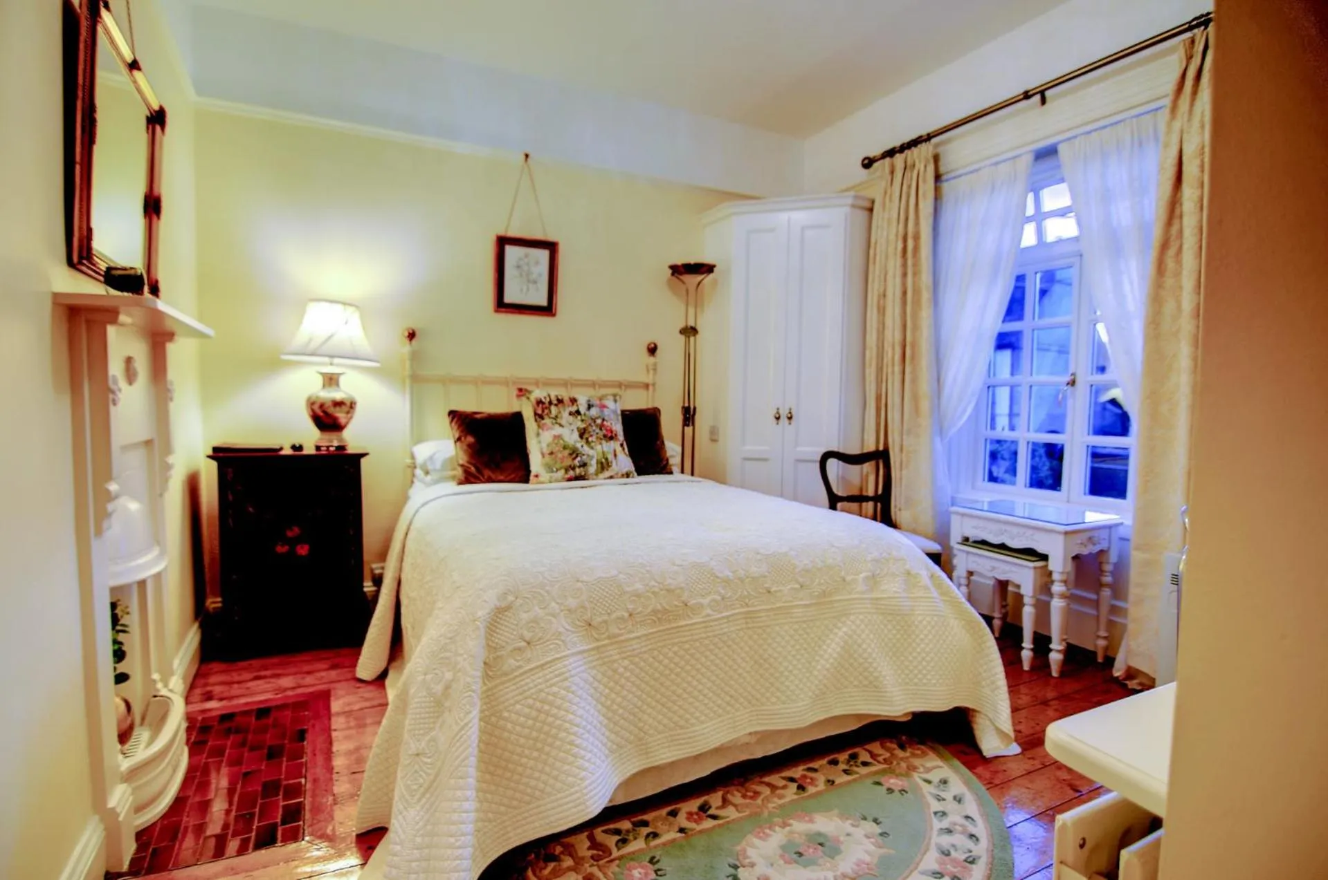 Photo of the whole room, Bed in St Judes B&B