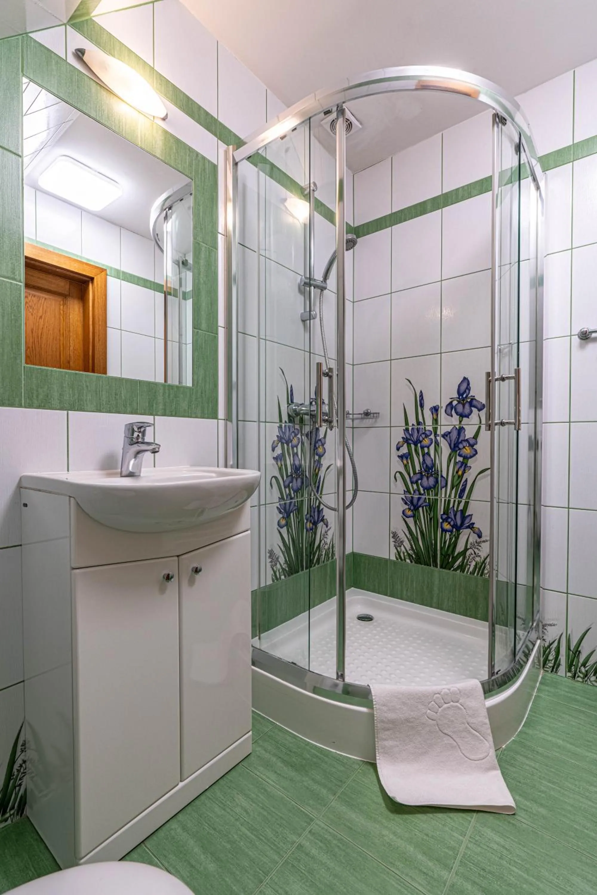 Shower in Willa Serafin-basen, sauny i jacuzzi w Willa Baciarka dodatkowo płatne