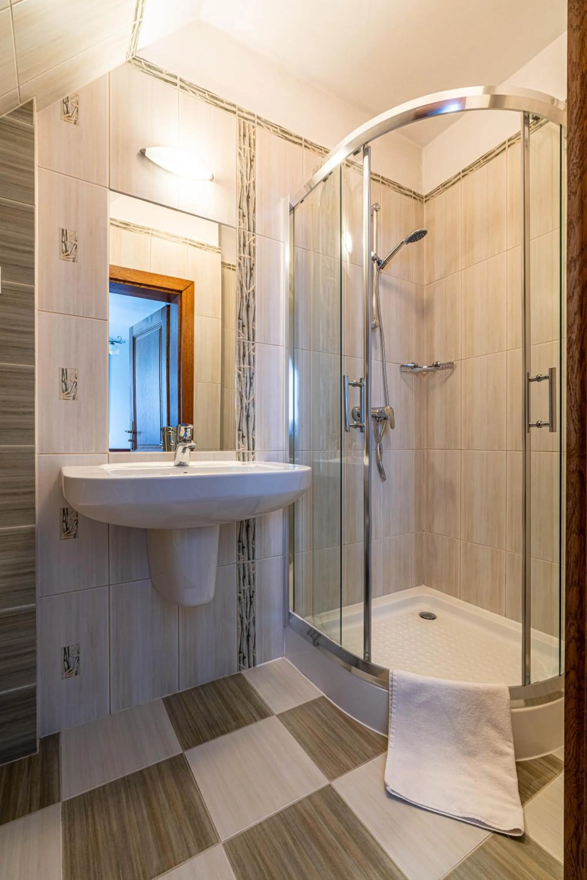 Shower in Willa Serafin-basen, sauny i jacuzzi w Willa Baciarka dodatkowo płatne