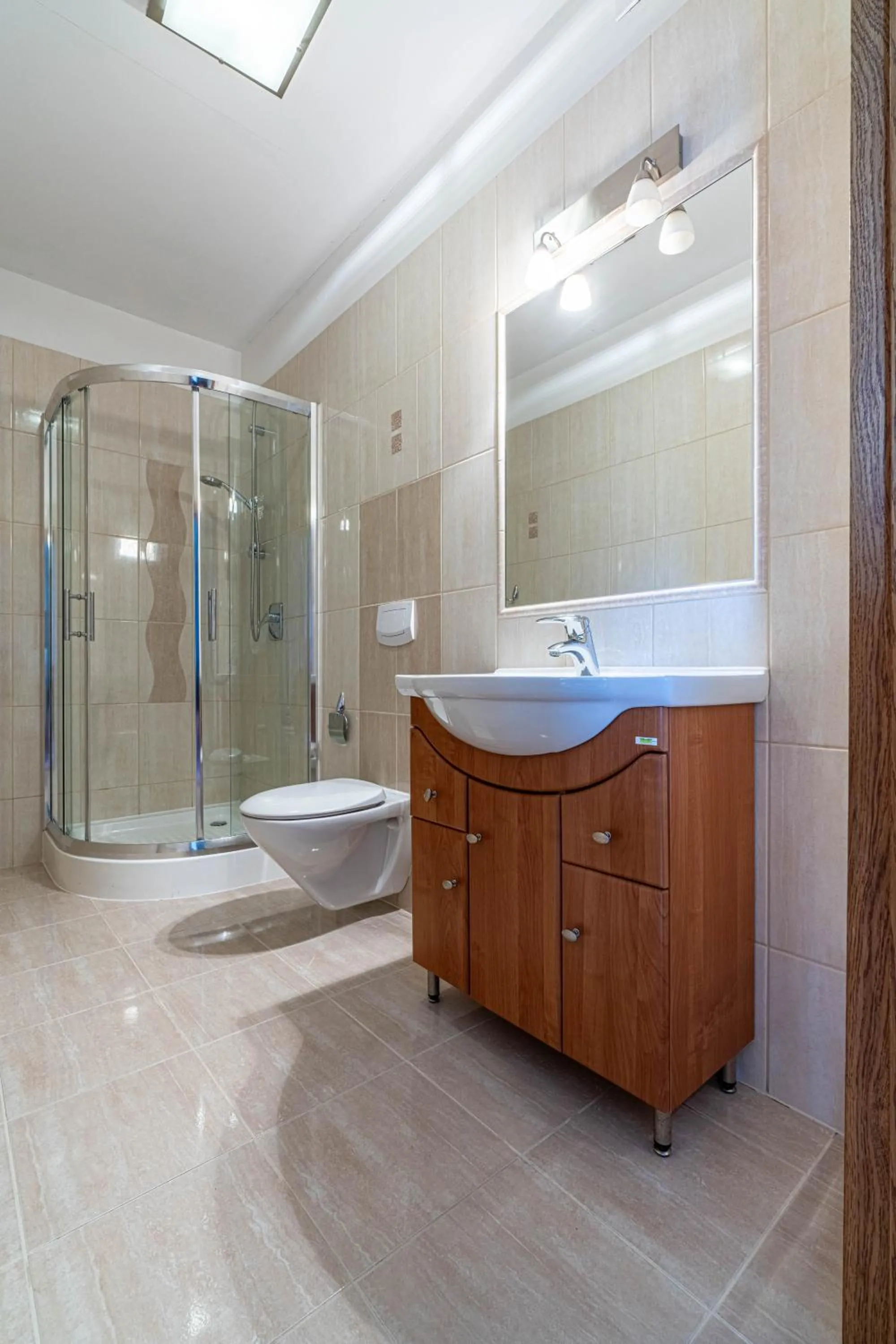 Shower in Willa Serafin-basen, sauny i jacuzzi w Willa Baciarka dodatkowo płatne