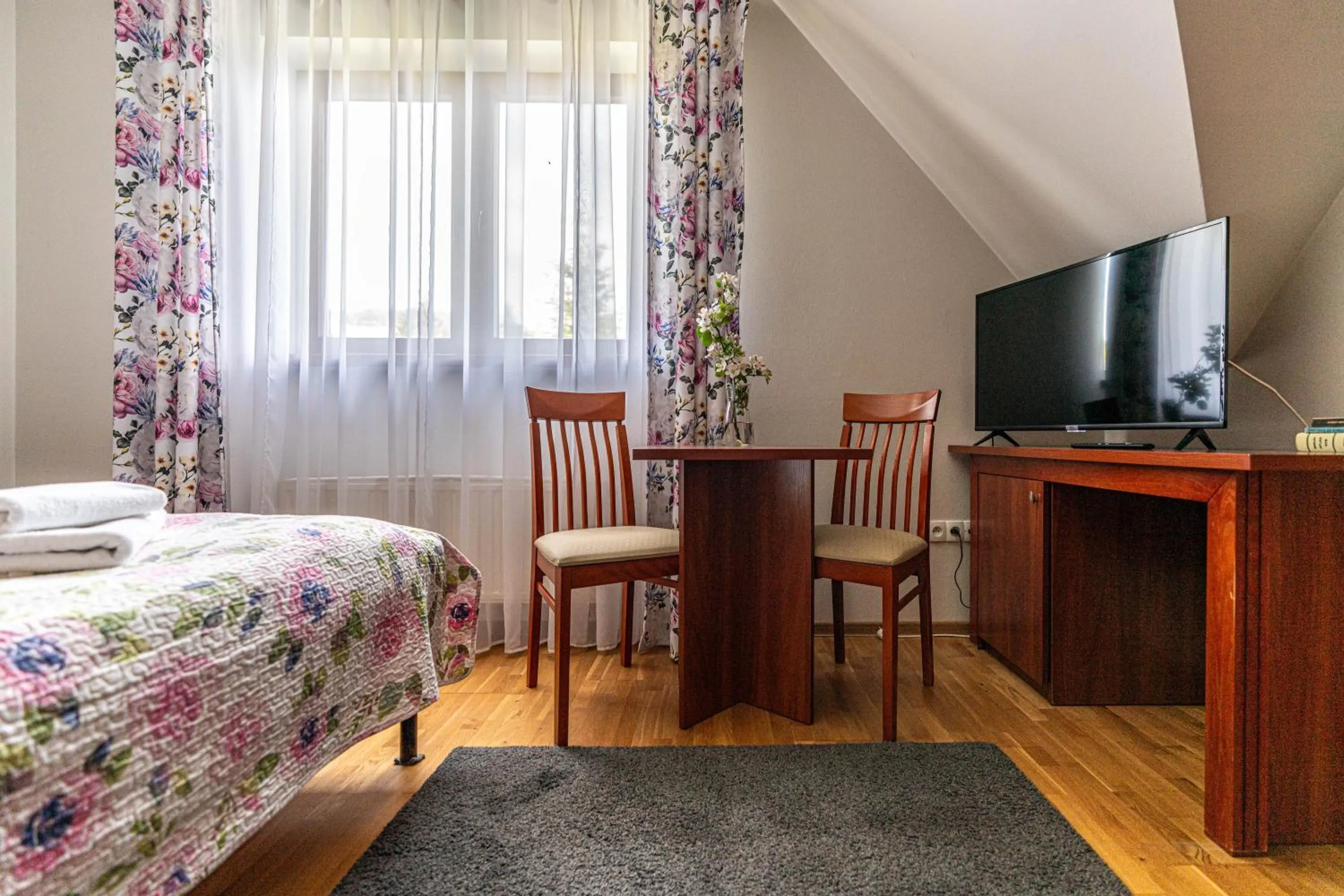 Communal lounge/ TV room, Bed in Willa Serafin-basen, sauny i jacuzzi w Willa Baciarka dodatkowo płatne