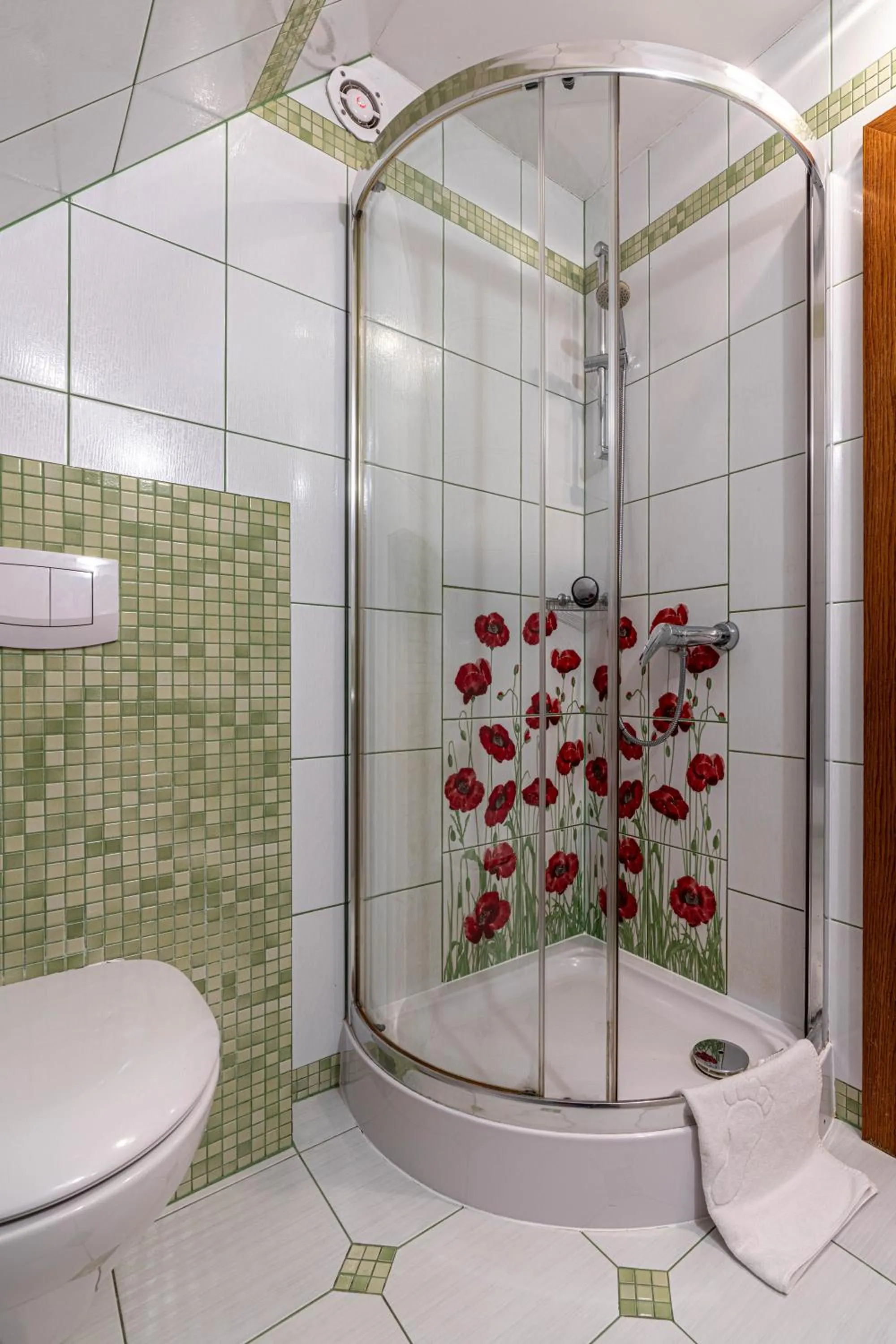 Shower in Willa Serafin-basen, sauny i jacuzzi w Willa Baciarka dodatkowo płatne