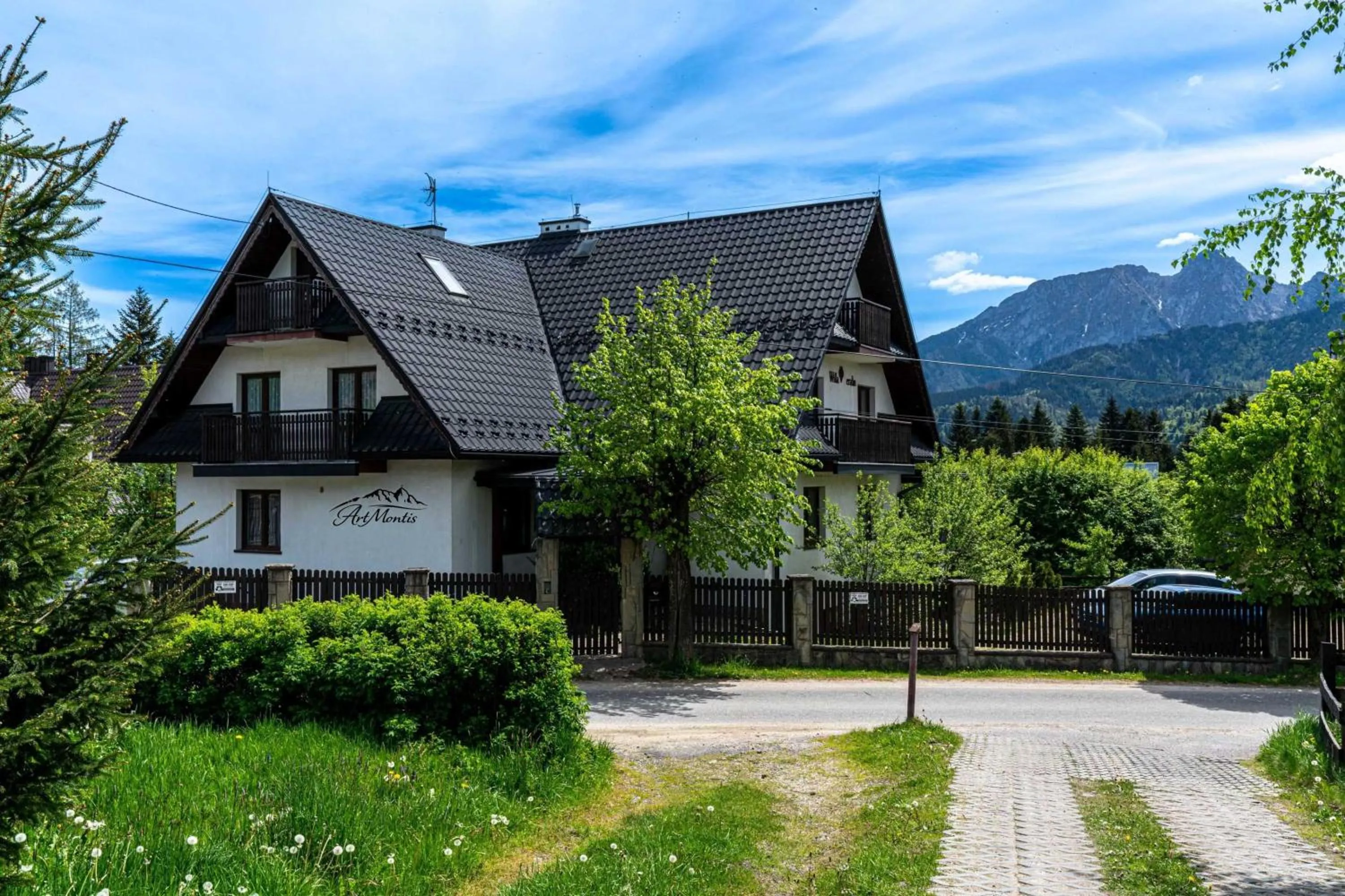 Property building in Willa ArtMontis