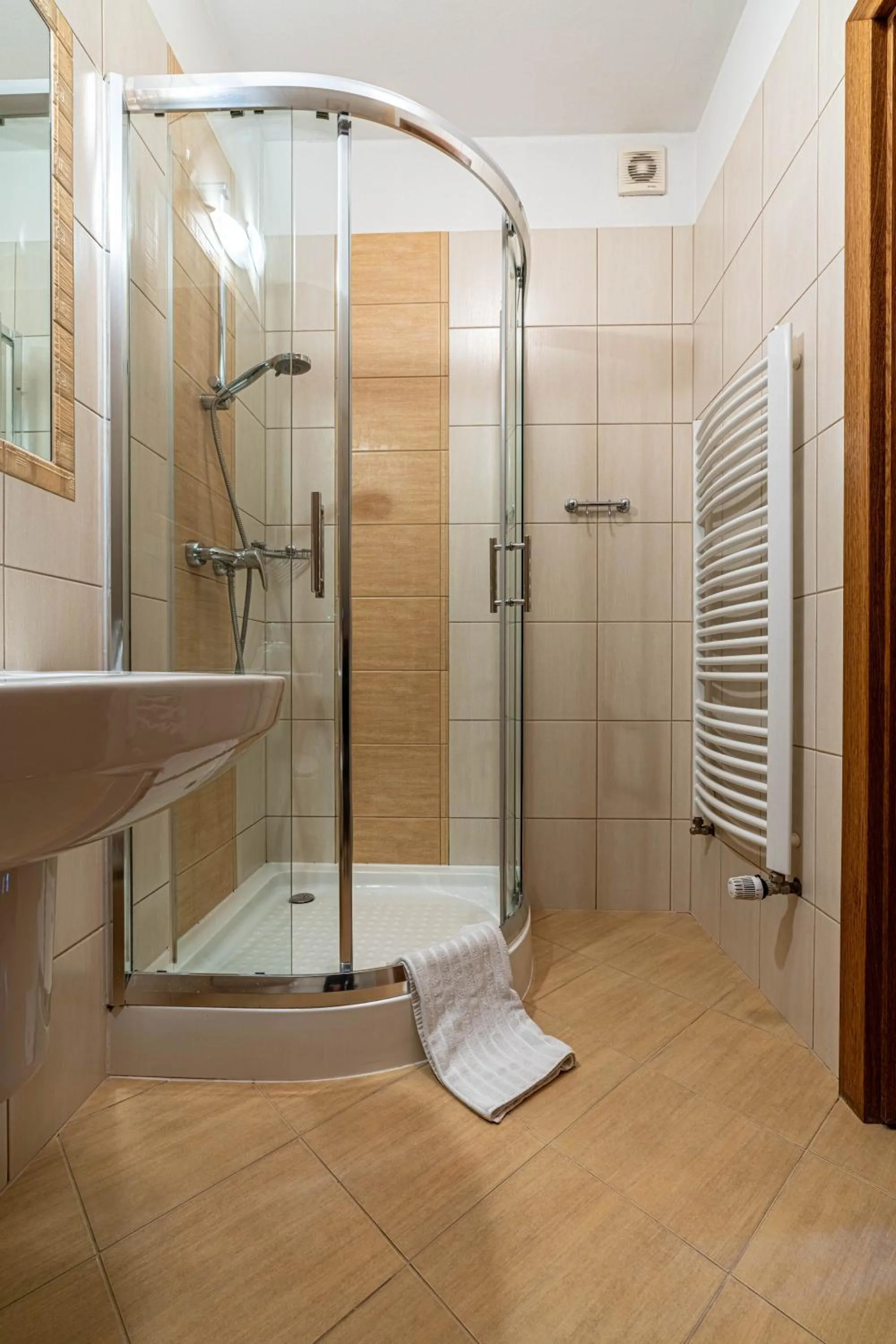 Shower in Willa Serafin-basen, sauny i jacuzzi w Willa Baciarka dodatkowo płatne