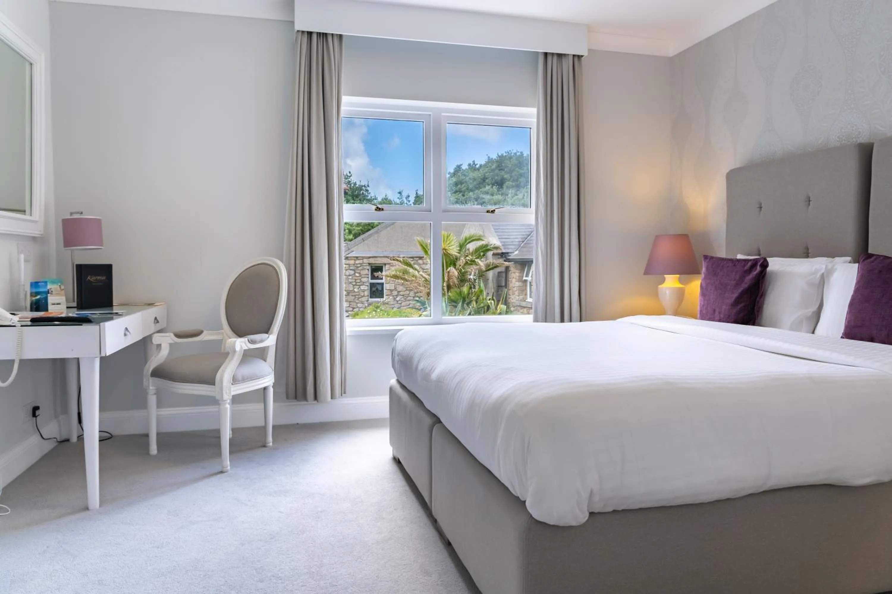 Photo of the whole room, Bed in Karma St. Martin's