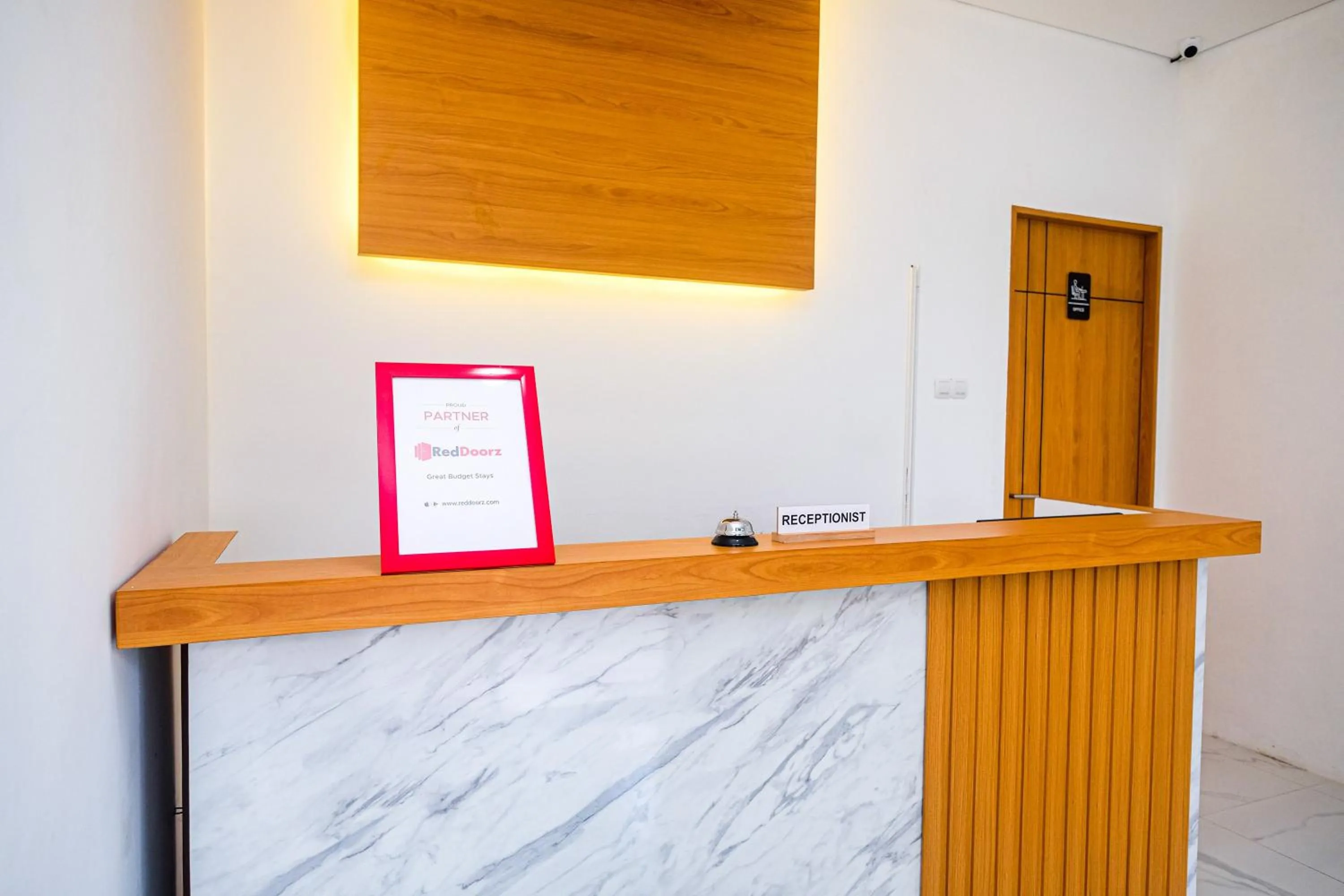 Lobby or reception in RedDoorz near Ambarrukmo Area
