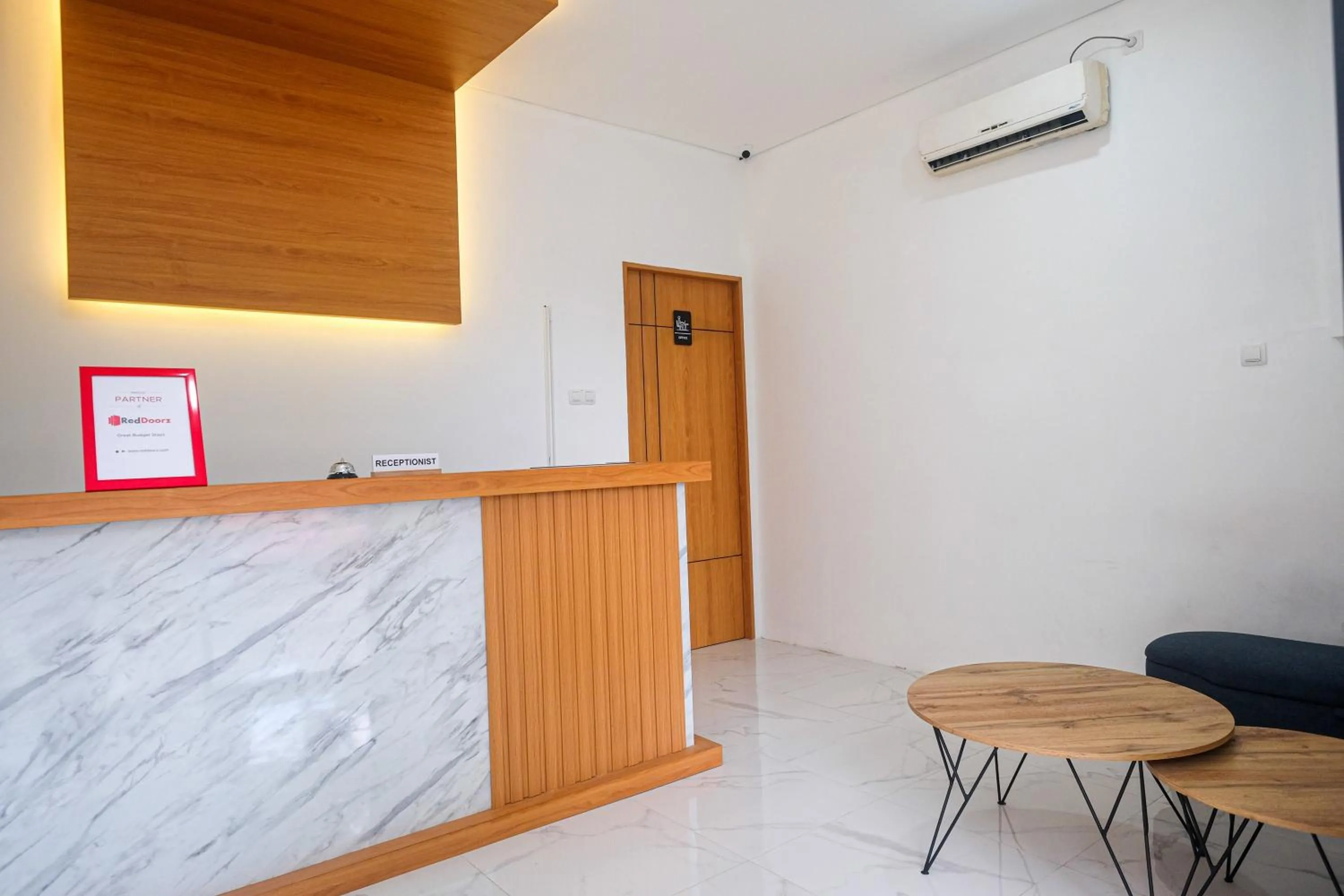 Lobby or reception in RedDoorz near Ambarrukmo Area