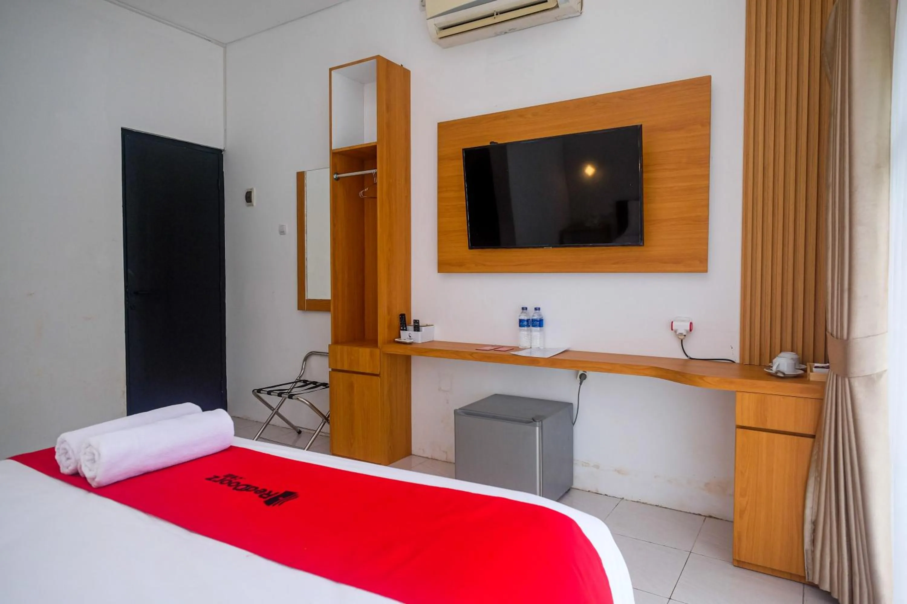 Communal lounge/ TV room, Bed in RedDoorz near Ambarrukmo Area