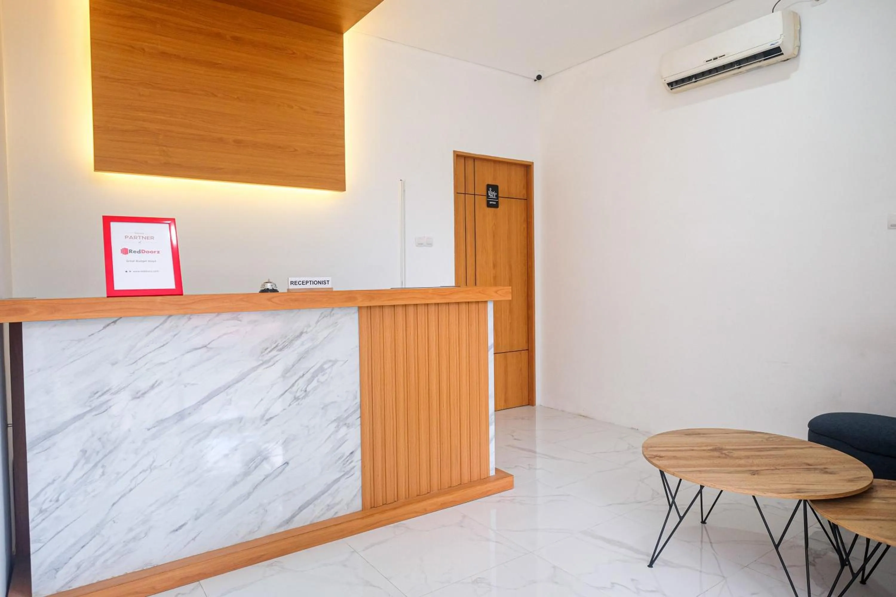 Lobby or reception in RedDoorz near Ambarrukmo Area