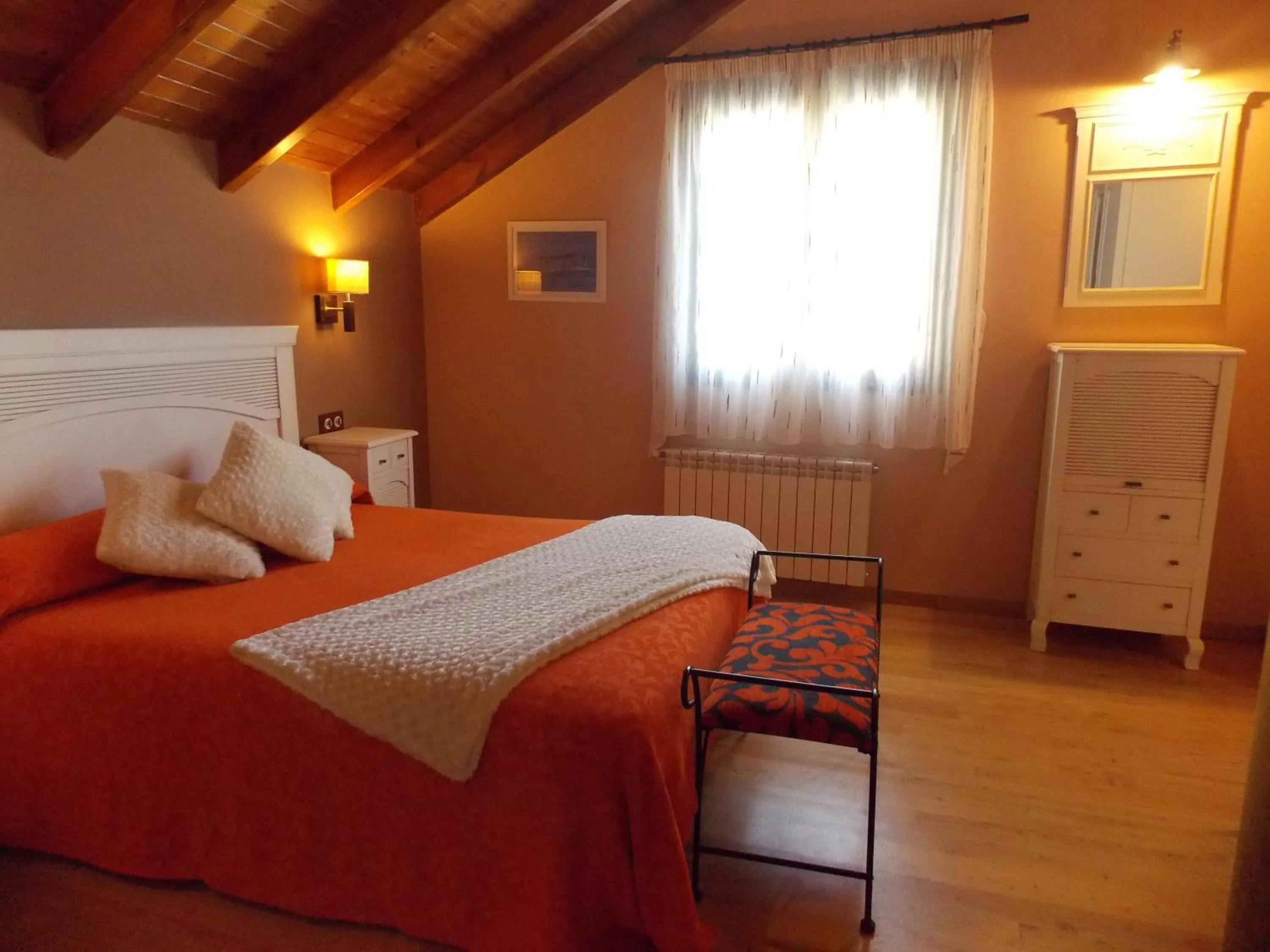 Large Double Room in Hostal El Recanto