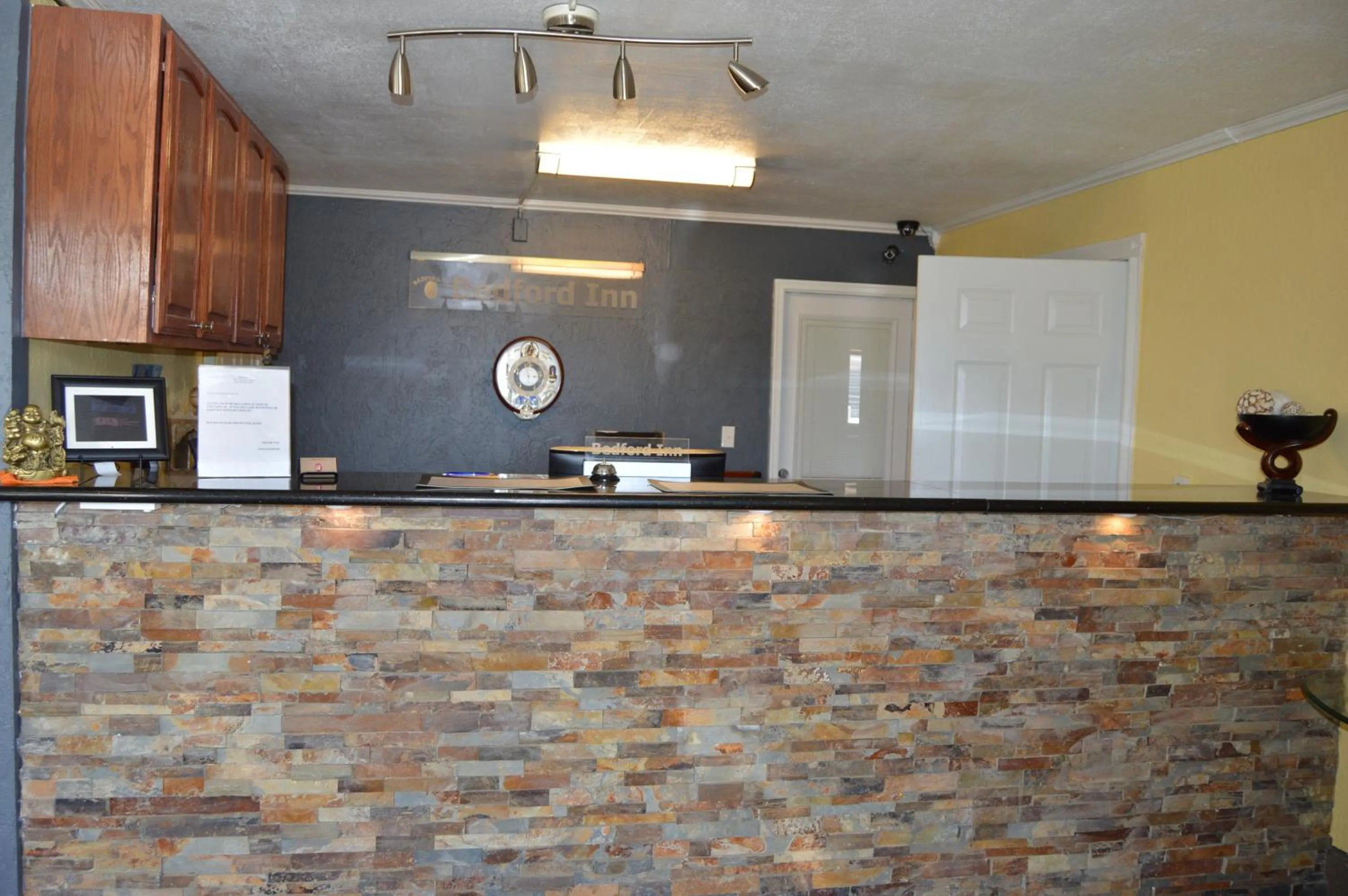 Lobby or reception in Bedford Inn