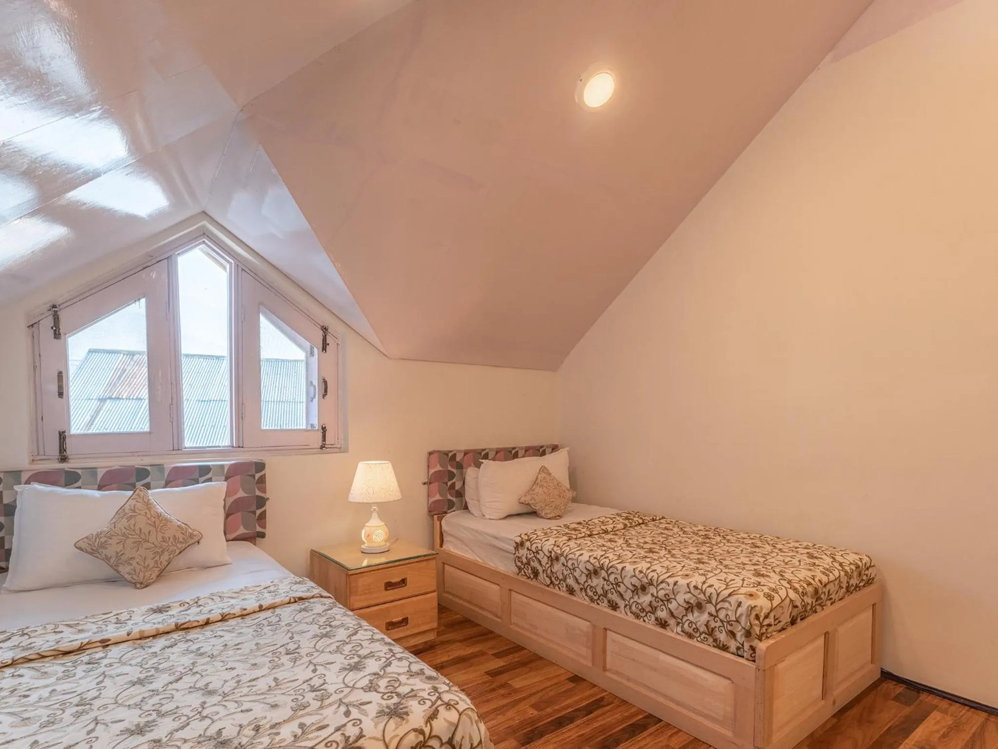 Bed in Moustache Srinagar