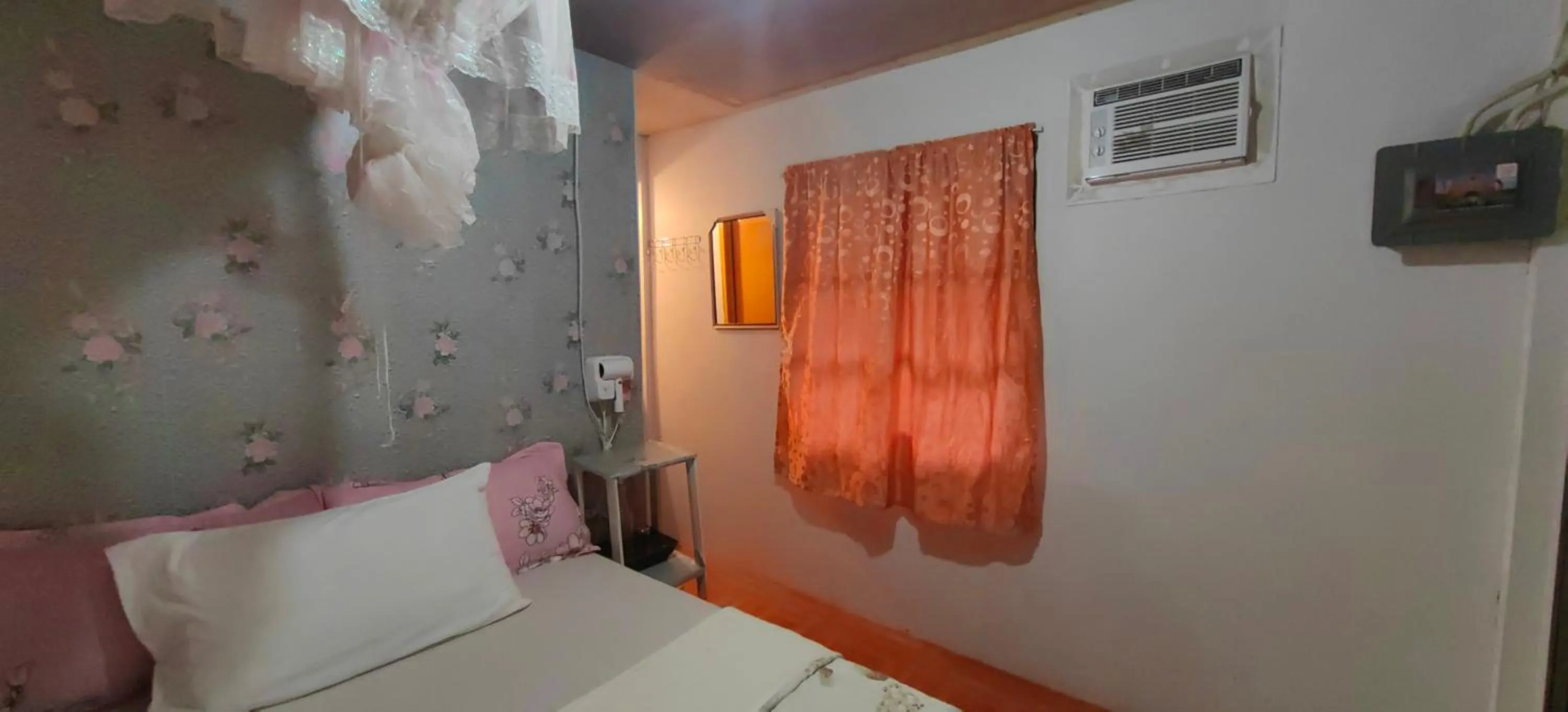 Photo of the whole room, Bed in Eashanti's Place