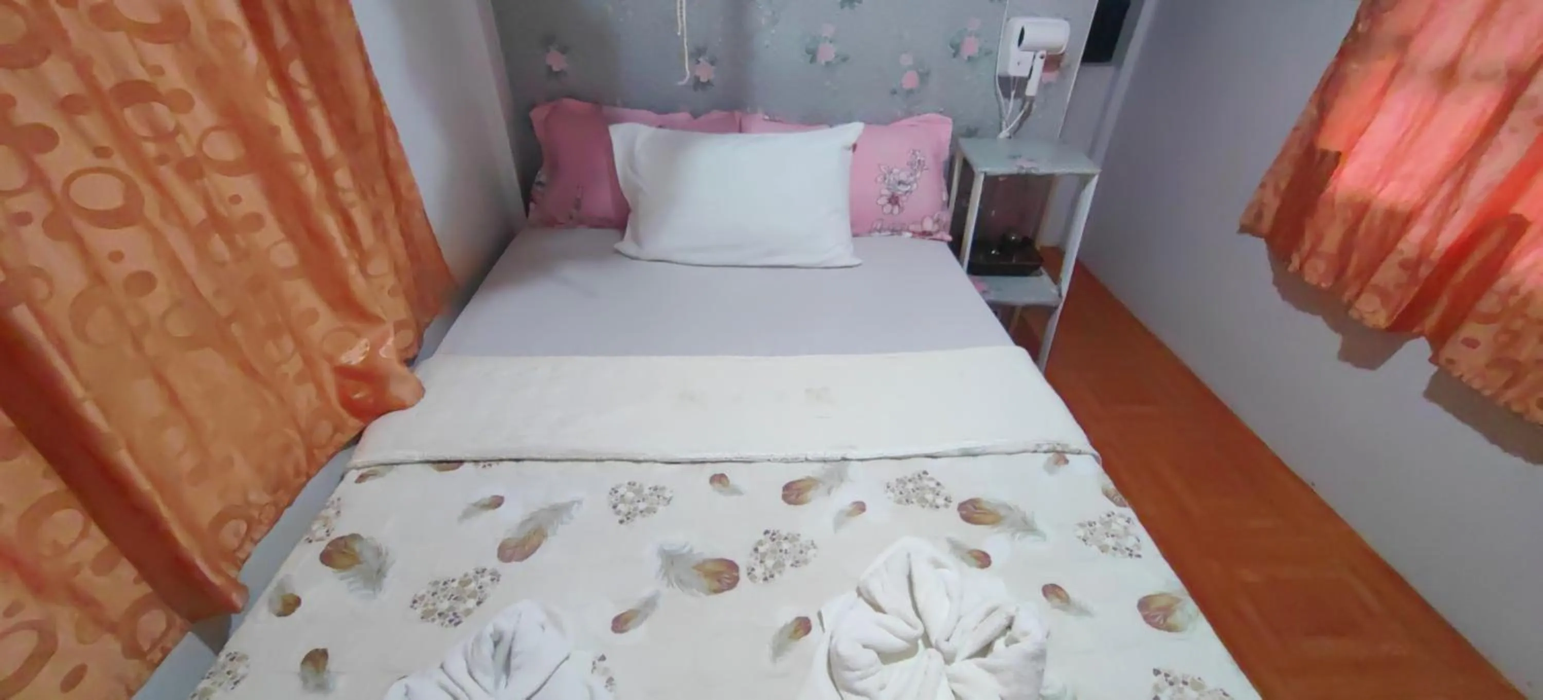 Photo of the whole room, Bed in Eashanti's Place