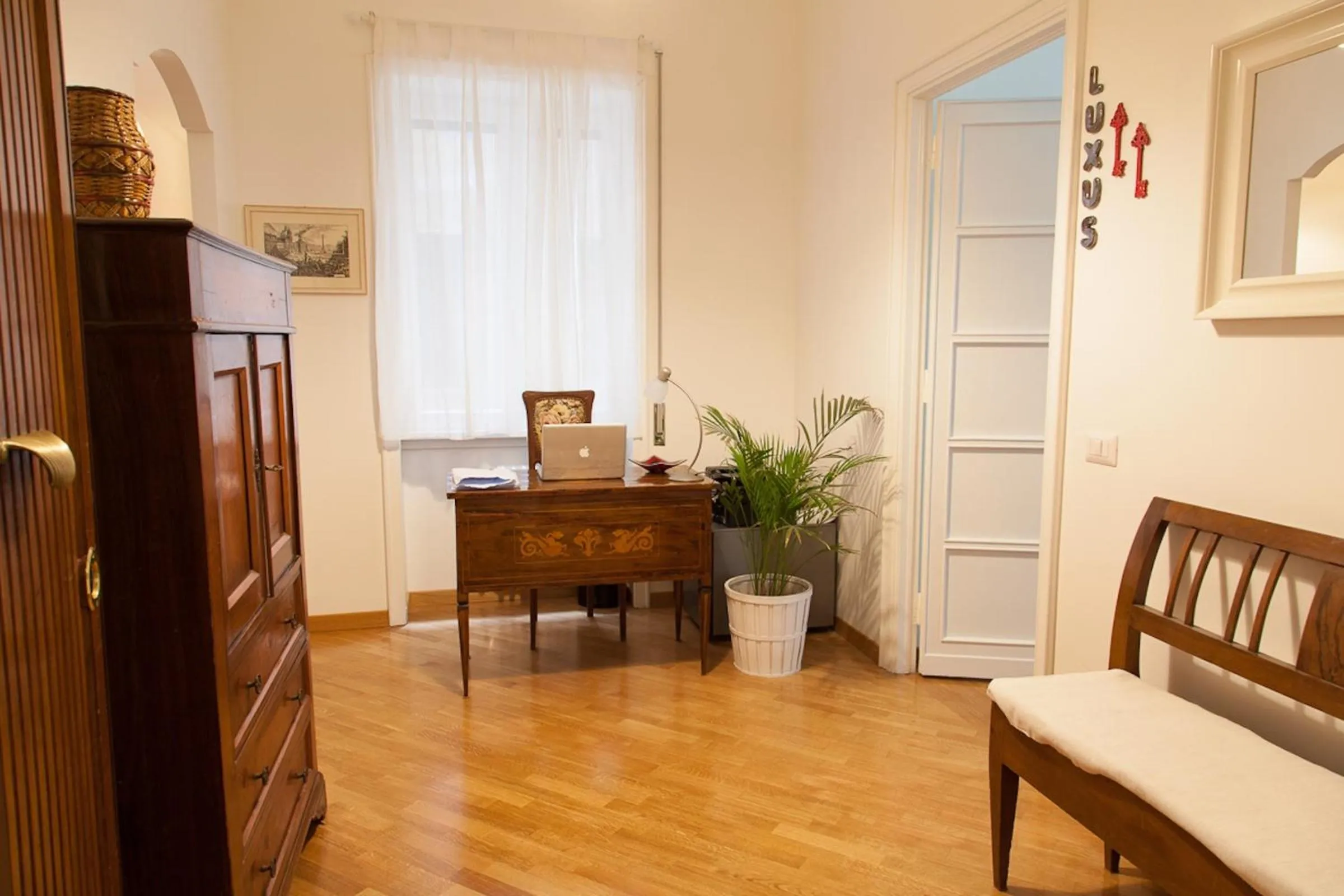 Decorative detail in Cicerone 60