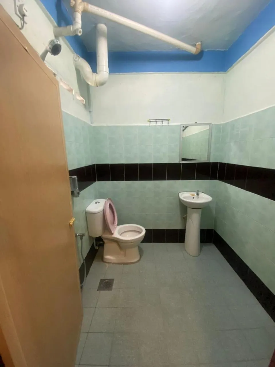 Bathroom in OYO 90910 Homestay D Lalang Inn