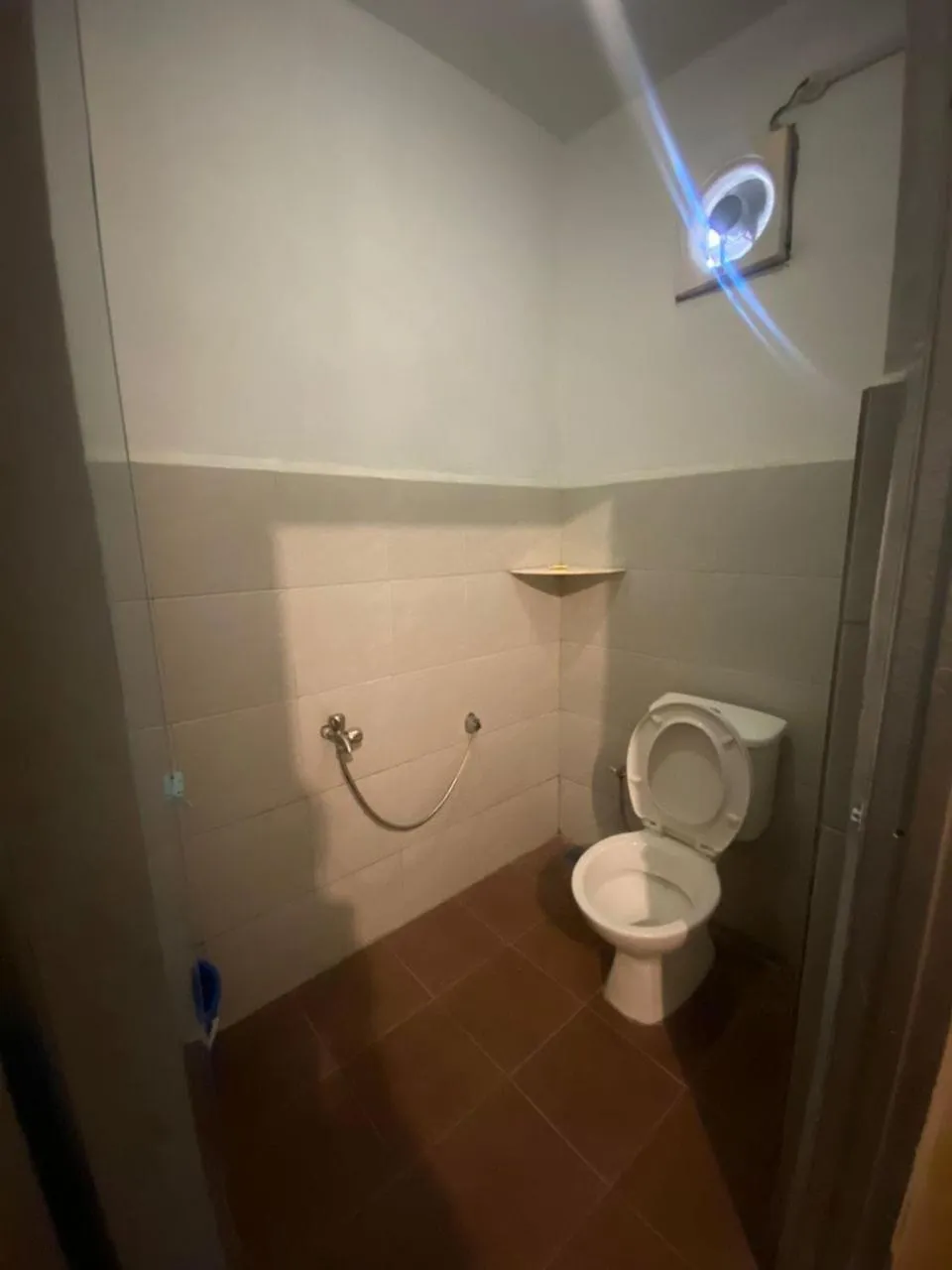 Bathroom in OYO 90910 Homestay D Lalang Inn