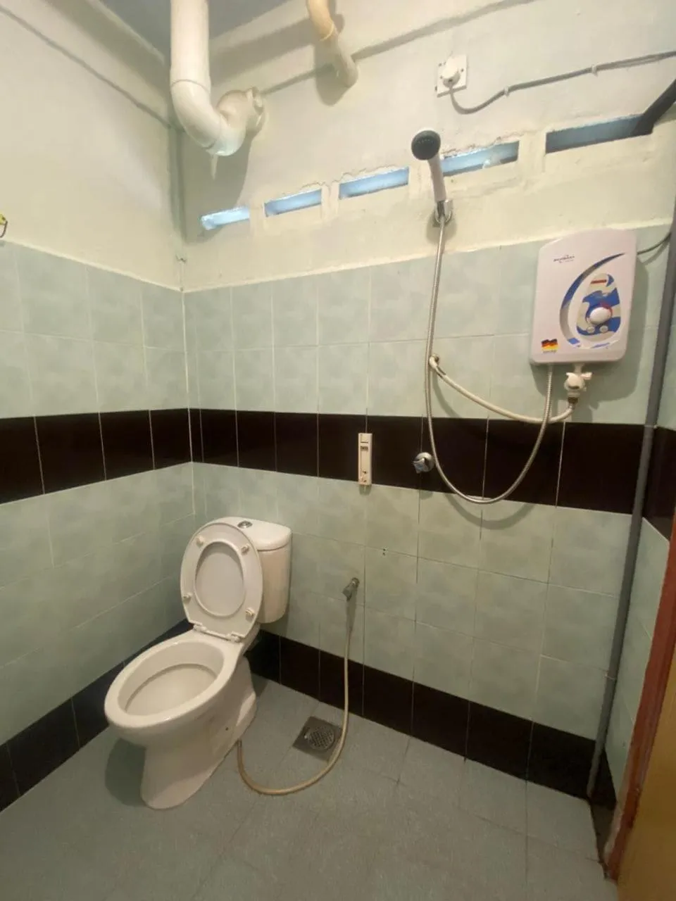 Bathroom in OYO 90910 Homestay D Lalang Inn