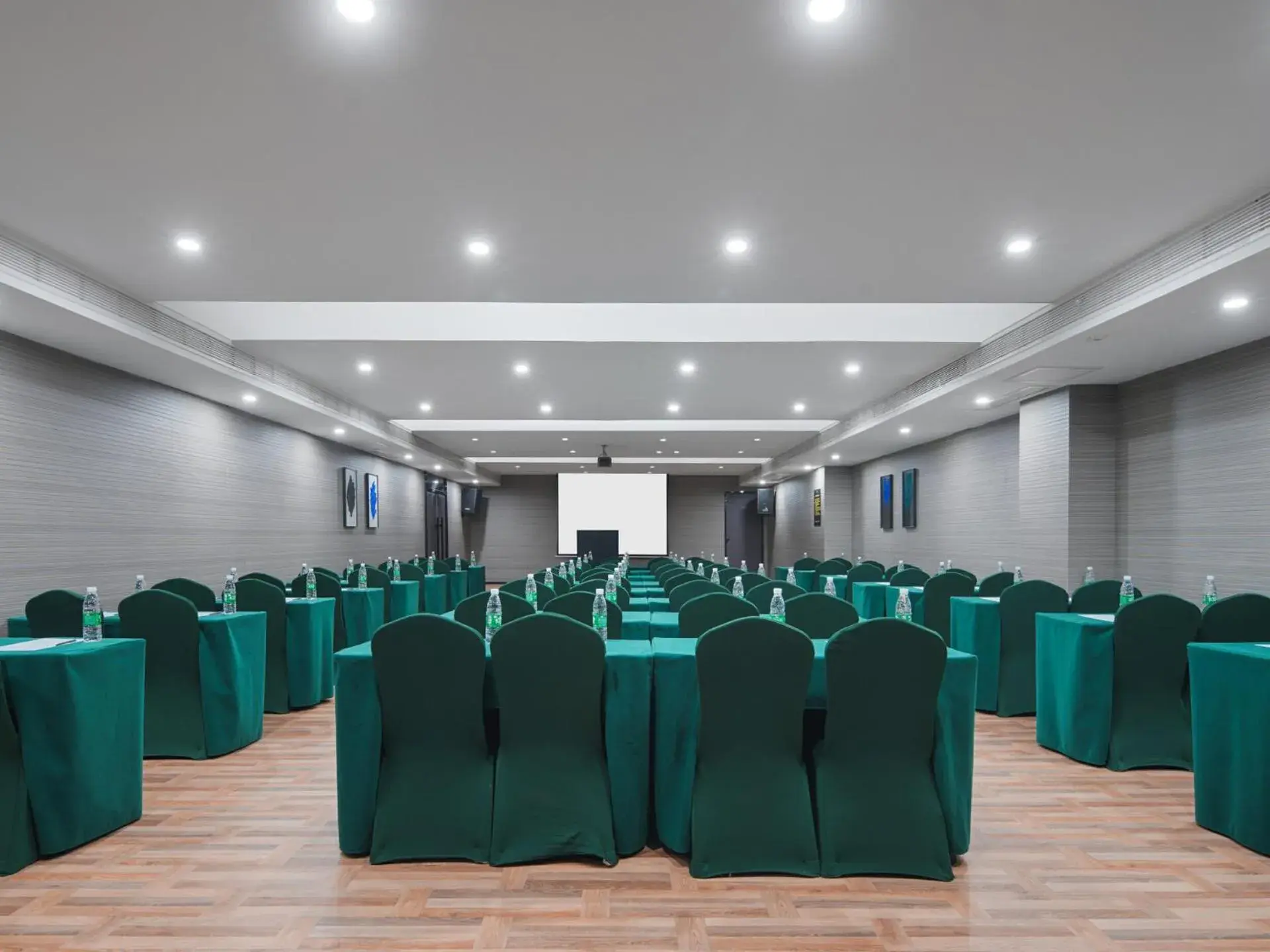 Park Inn by Radisson Hanzhong Central Square & High speed rail station Park Inn by Radisson Hanzhong Central Square & High speed rail station