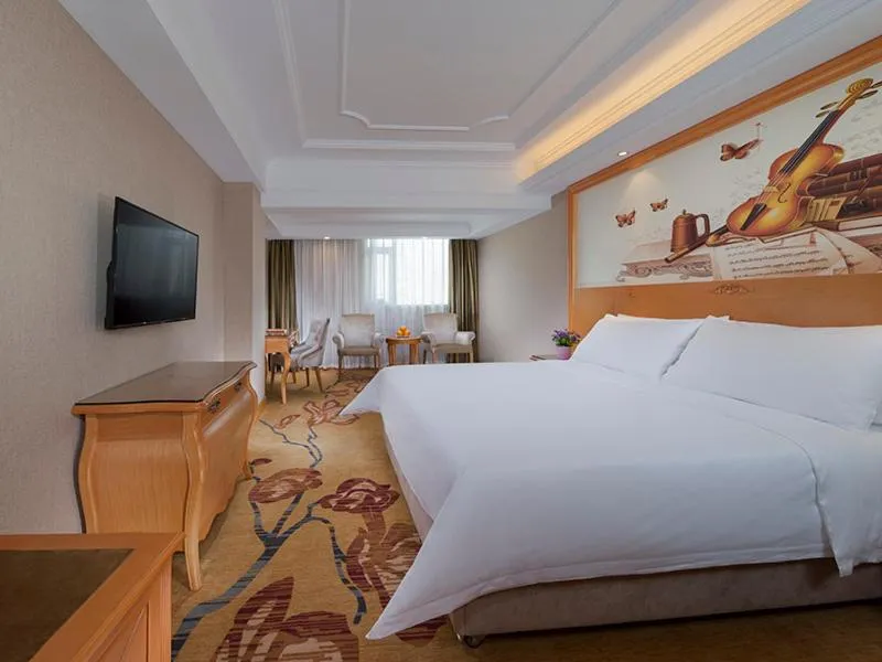 Bed in Vienna International Hotel Shenzhen Longhua Xiken