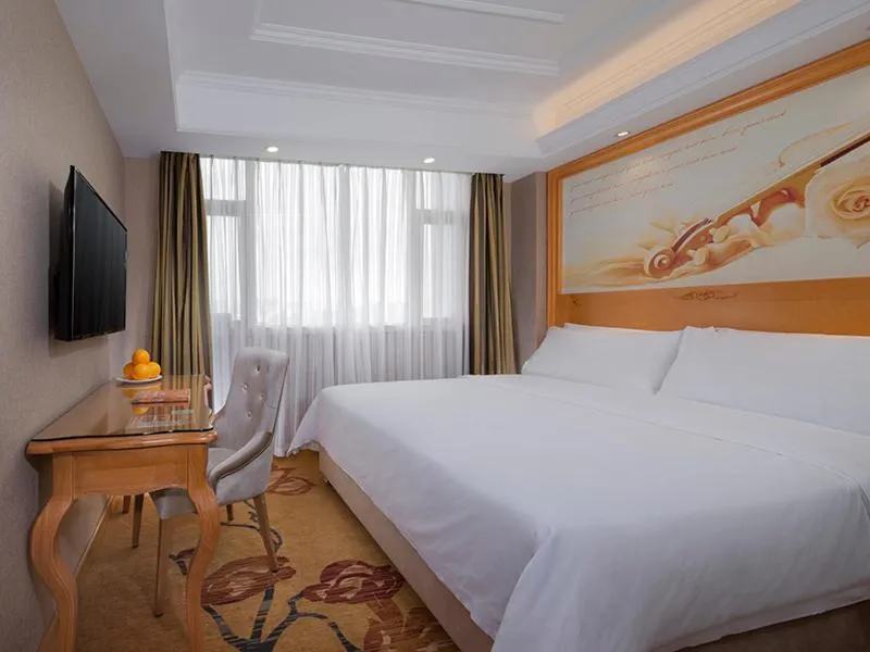 Bed in Vienna International Hotel Shenzhen Longhua Xiken