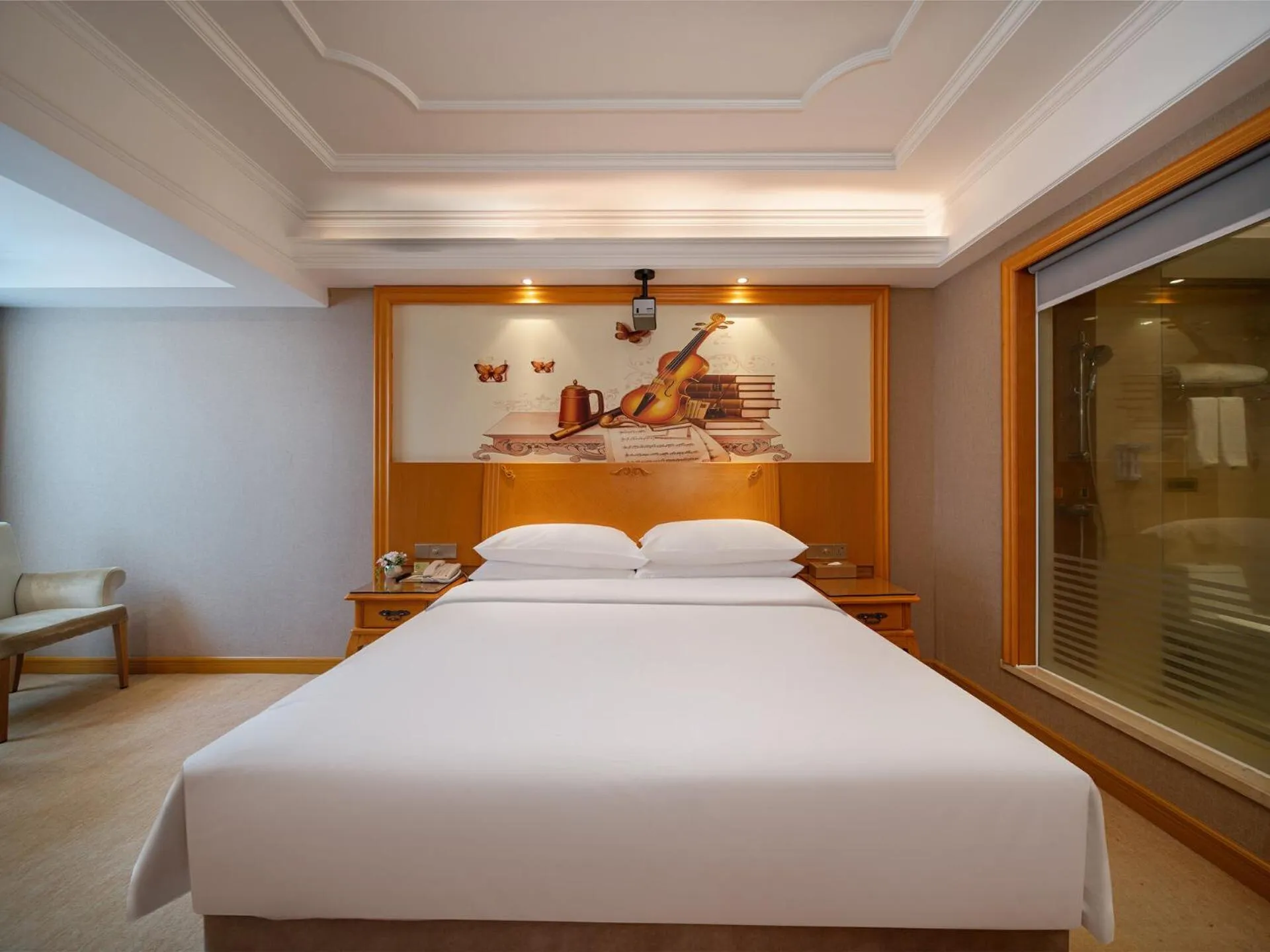 Bed in Vienna International Hotel Shenzhen Longhua Xiken