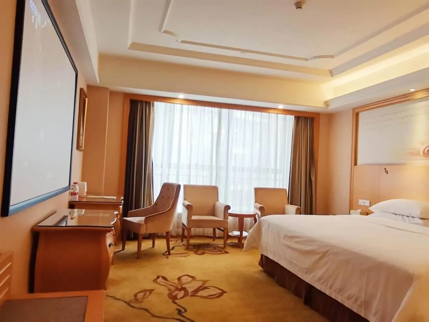 Bed in Vienna International Hotel Shenzhen Xiashuijing Metro Station