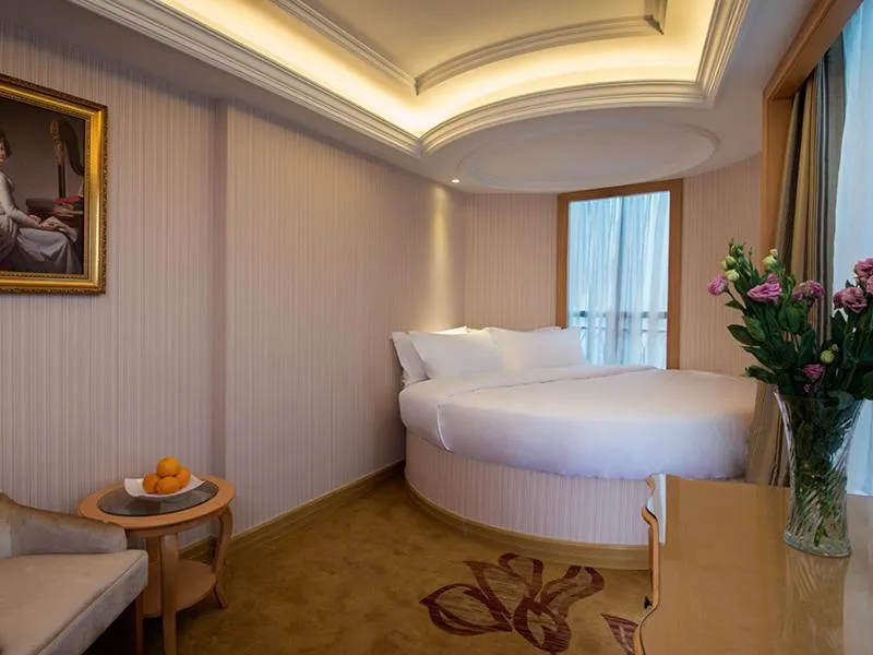 Bed in Vienna International Hotel Shenzhen Xiashuijing Metro Station