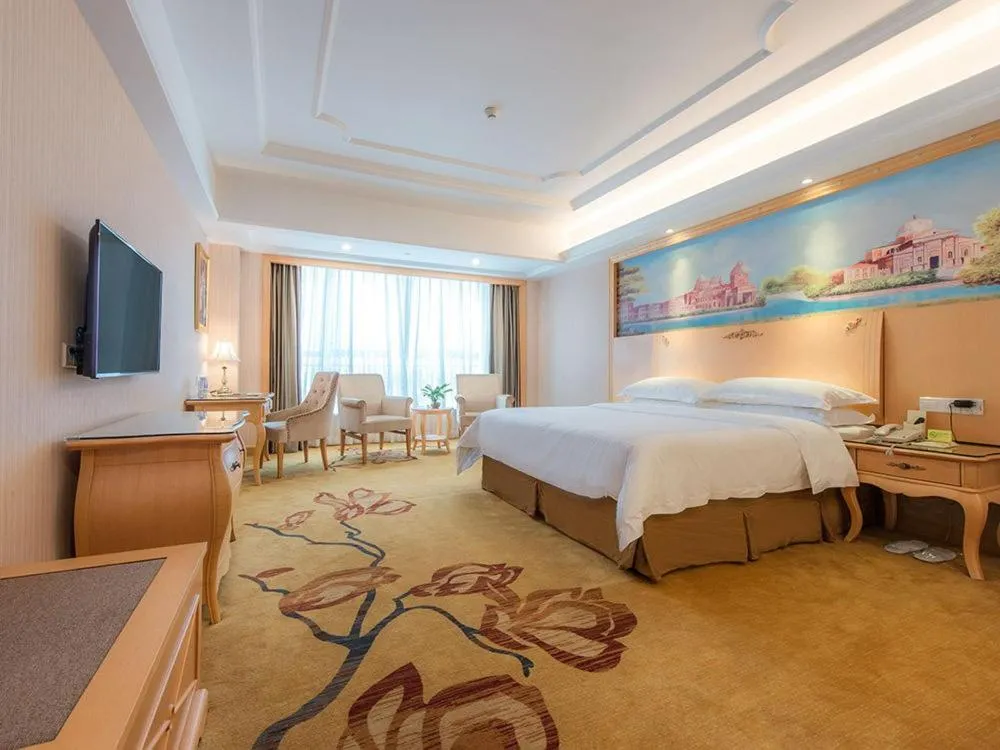 Bed in Vienna International Hotel Shenzhen Xiashuijing Metro Station