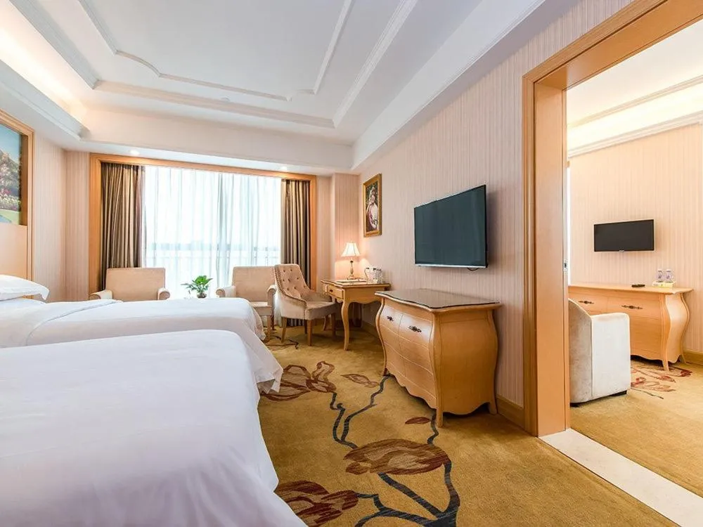 Bed in Vienna International Hotel Shenzhen Xiashuijing Metro Station